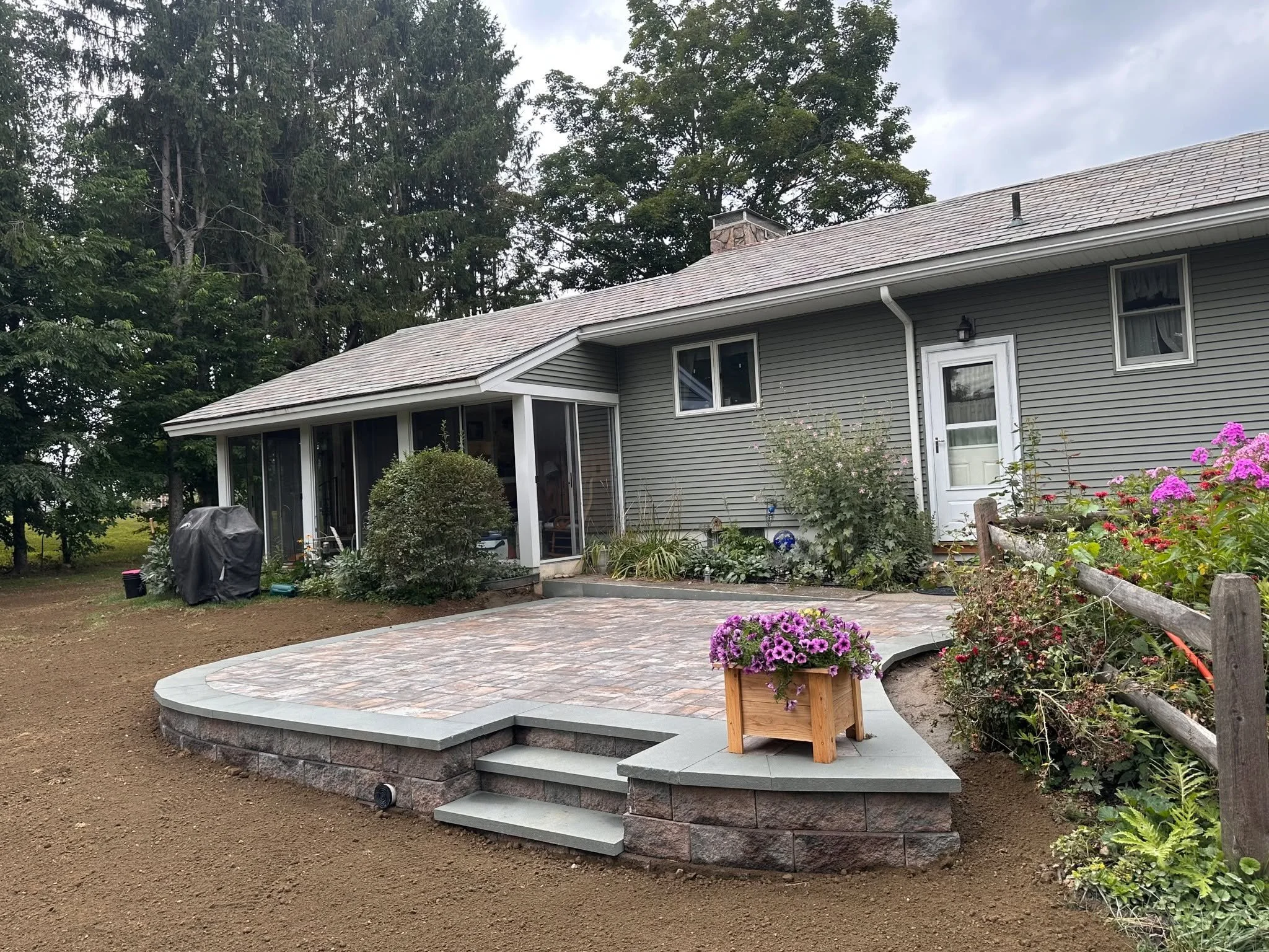 ☀️ It&rsquo;s never too early to start thinking about summertime projects! ☀️

This outdoor space came together beautifully using Cambridge Ledgestone 3-Pc Pavers in Stone Harbor, paired with a Versa-Lok wall in Hudson Brown and finished with a therm