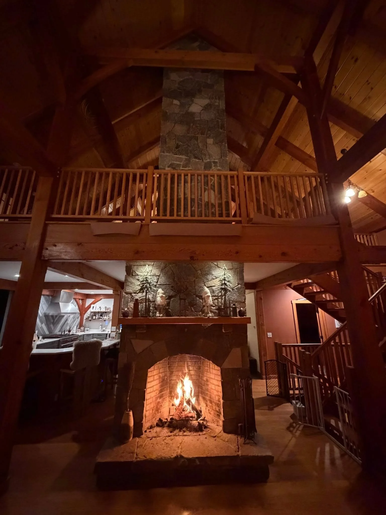 Another beautiful installation by Toomey Landscape 👏

For this project, we supplied our Adirondack Blend Thin Veneer in a mosaic shape&mdash;carefully selected to match the existing stone on the property. Our team worked closely with the customer to