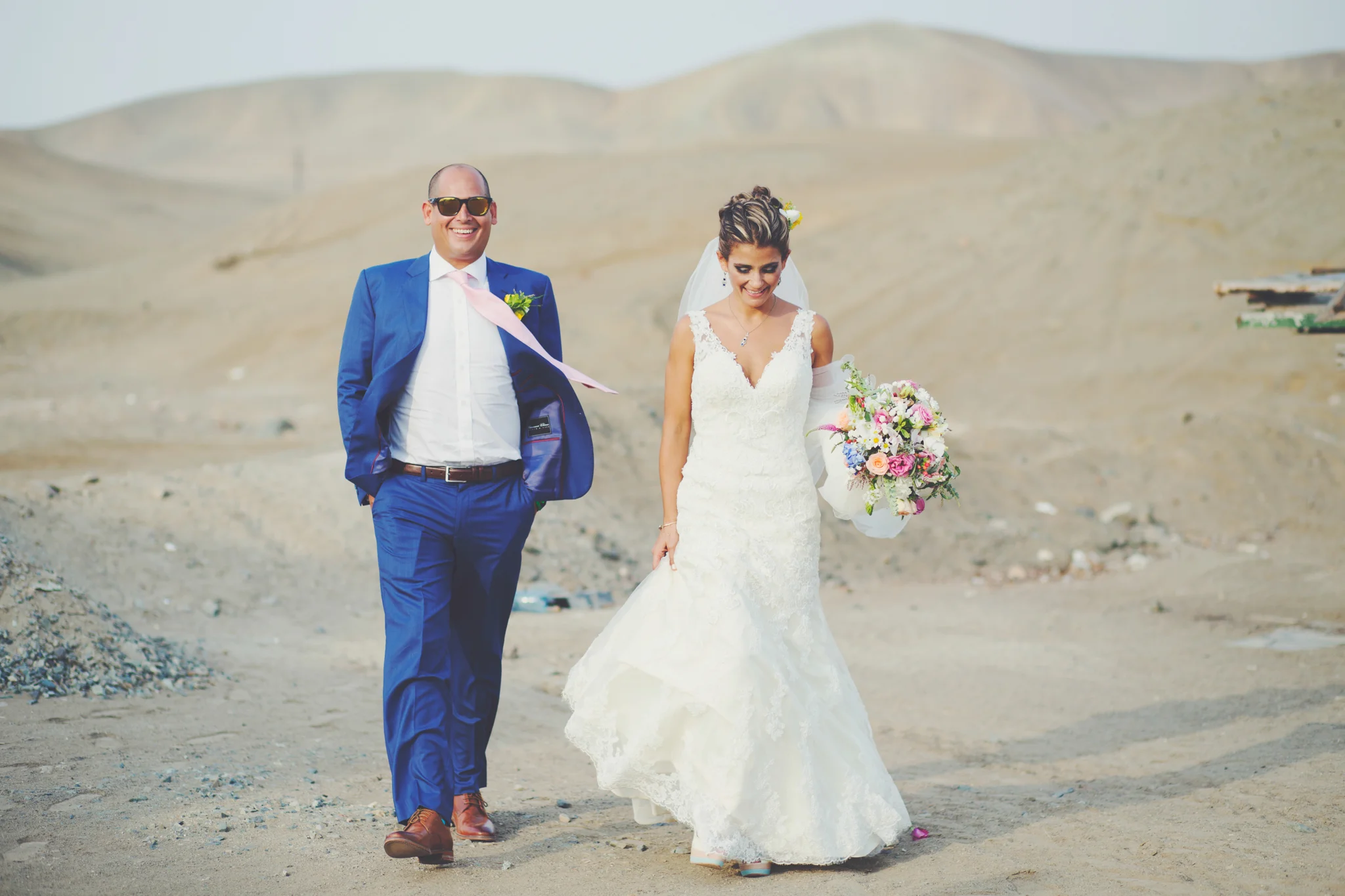 Tere y Jerzy nos contactaron con muchísima anticipación a su boda y es que Tere, amante de la fotografía ya conocía el trabajo de ambos desde antes que nos uniéramos como dupla para documentar bodas. Eso fue un honor para nosotros y esperamos haber estado a la altura de sus expectativas, esperamos también que la alegría que Tere y Jerzy contagian, se logre trasmitir en estas fotos. Les deseamos lo mejor en su nueva vida juntos ¡felicidades!