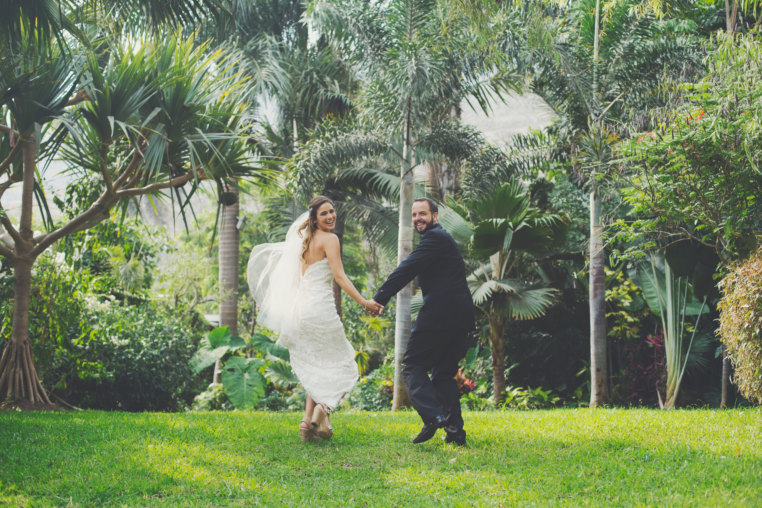 Súper fotogénicos, frescos, desenvueltos, naturales y alegres. Así son Valeria y Giorgio, los novios con la actitud ideal para lograr las fotos que nos gustan. Nunca vimos a una novia sonreír tanto como Valeria, ¡qué gusto hacerle fotos! Qué gusto haber documentado este importante día. Una gran fiesta coronó merecida celebración. ¡Felicidades en esta nueva etapa, les deseamos lo mejor!