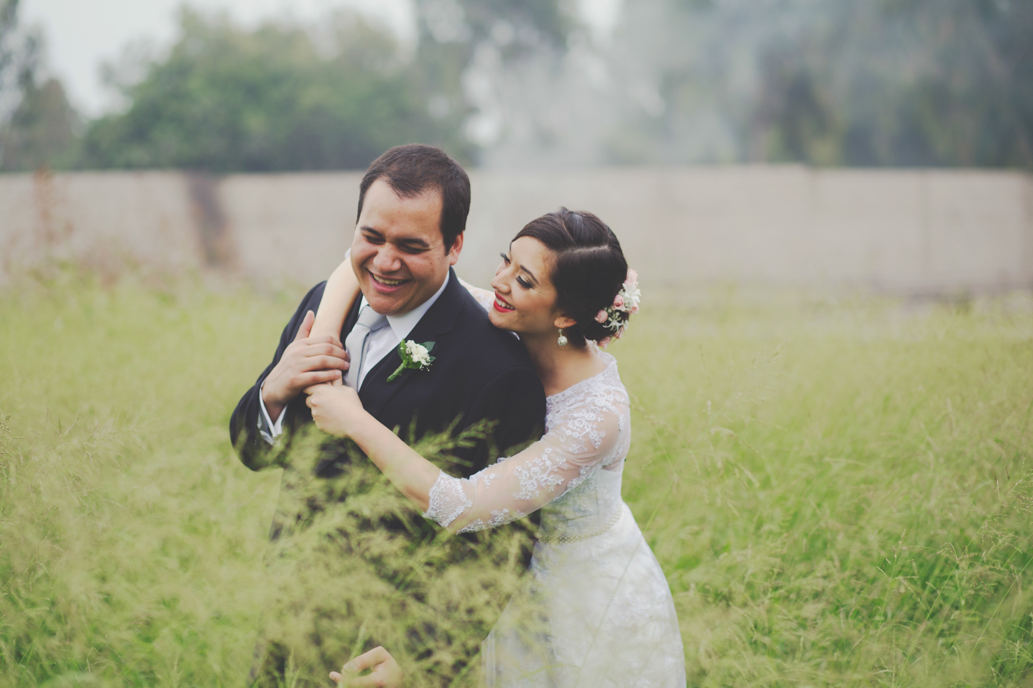 Un novio súper alegre, entusiasta, bailarín como nunca habíamos visto. Una novia reflexiva, observadora e introspectiva. Rocío y Santiago resultan ser la combinación perfecta para darle color a un día gris o darle encanto al misterio. Cuando vimos a Rocío recordamos inmediatamente a una novia de los años 20, su vestido inspirado en el pasado y sus labios pintados de rojo intenso animaron nuestro imaginario. Nos encantó fotografiarla incluso cuando no sonreía y podríamos decir que ha pasado a formar parte de nuestra colección de retratos favoritos. Ese encanto especial que tiene Rocío en actitud, lo tiene Santiago en la pista de baile. No mentimos cuando decimos que nunca vimos a un novio bailar de la manera que él lo hizo. Su humor negro, pasos extraordinarios y piruetas en el piso nos impactaron y divirtieron como nunca. Los invitados no se quedaron atrás y la fiesta se convirtió en un gran concurso de baile. Si quieren juzgar por ustedes mismos, no pueden perderse el video que hicimos para ellos (el link del video al final de este post.) ¡Felicidades Rocío y Santiago!