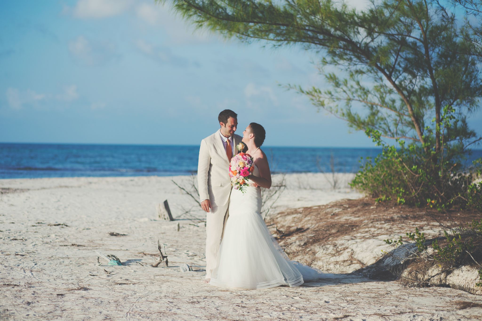 ¿Imaginas una boda en una isla privada del Caribe? En mayo tuvimos la suerte de presenciar una. Qué afortunados nosotros que además de ser testigos de este matrimonio, fuimos los responsables de documentarlo. Al norte de Cozumel, el caribe mexicano fue nuestro escenario durante una semana. Vimos el color de mar más turquesa que nuestros ojos podrían haber imaginado. Tocamos la arena más suave y vimos los cielos más increíbles, dignos de fotos, dignos de video. Así, como en las revistas y en las películas, el paraíso existe. La isla se llama Isla Pasión, su nombre, que pareciera haber sido puesto por algún publicista con ganas de atraer a amantes de todas partes del mundo, es en realidad su nombre original desde siglos atrás. Qué bonita sorpresa enterarnos que los mayas se trasladaban a sus paradisiacos paisajes para atraer el amor y la fertilidad, consagrando su espacio con rituales y bodas llenas de símbolos y misticismo. Qué bonito poder trasladar todo esta historia al presente y viajar hasta ahí esta vez, para la boda de Lindsey y Matt. A pesar que no pudimos compartir mucho con ellos en los días previos, nos encantó la experiencia de una boda completamente distinta a las que estamos acostumbrados cada sábado en Lima. Siempre es bueno salir de la rutina, ¡bienvenidas sean las bodas diferentes! No podemos esperar por hacer más bodas afuera. Por lo pronto, mientras preparamos el video de estos novios, los dejamos con este resumen fotográfico del día de Lindsey y Matt ¡felicidades chicos! ¡Congratulations Lindsey and Matt we promise to translate to english soon! ¡Aquí el video! And also take a look to the video!