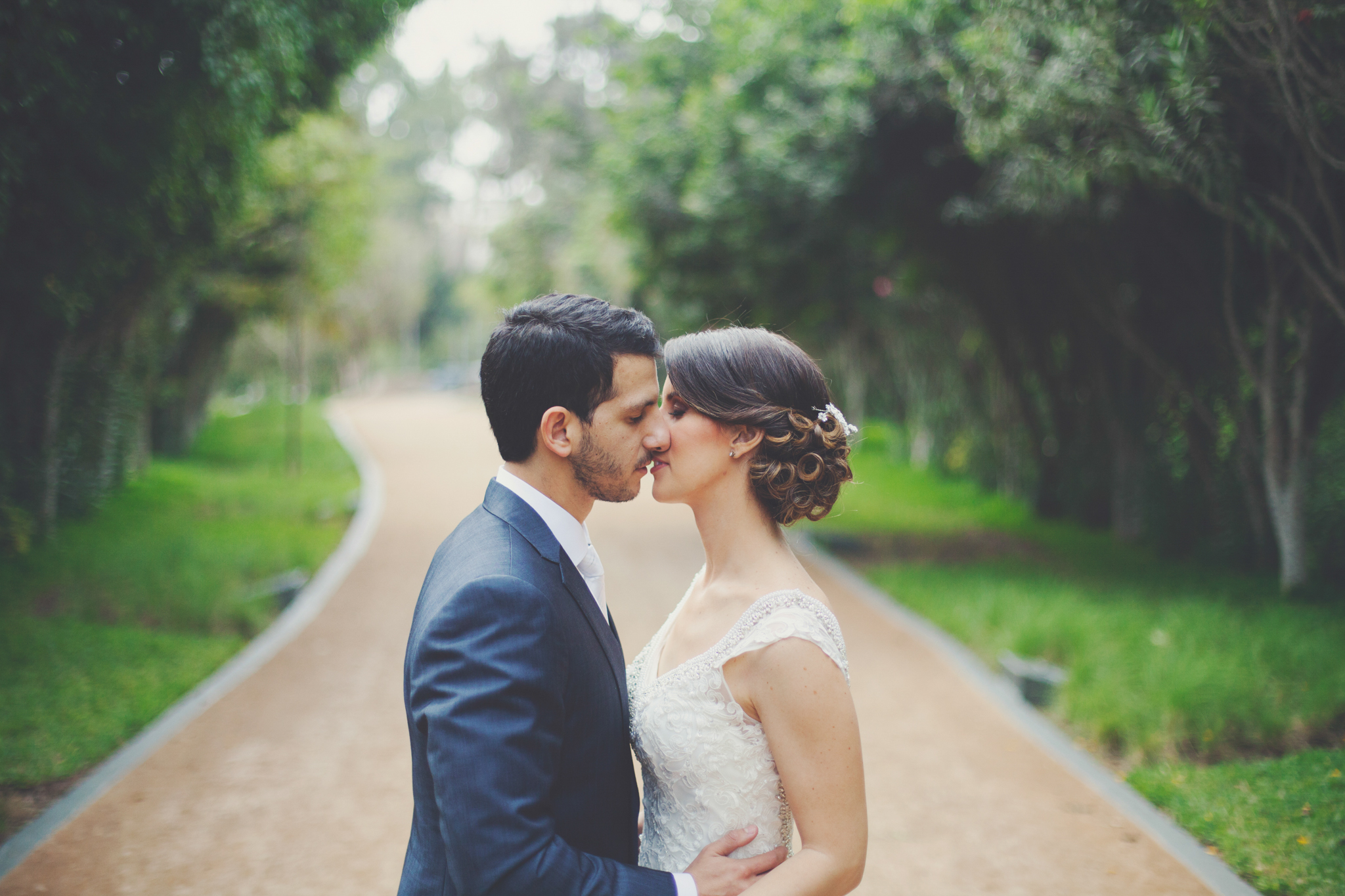Para Melissa y Luis Enrique preparamos un encuentro que se ha convertido en unos de nuestros favoritos. En plena calle, a la luz del día, sin mucha pretensión, una esquina fue el escenario de la primera vez que se vieron, vestidos de novios, antes de su ceremonia. Siempre hemos sido partidarios de hacer la sesión antes de la ceremonia, si es que ésta es a una hora donde ya no nos queda luz de día para hacer fotos con luz natural. Entendemos que la tradición de no verse hasta llegar al altar le suma magia al momento, pero también reiteramos que verse antes no tiene por qué quitársela. Hemos sido testigos de muchas parejas que accedieron a nuestra idea de hacer la sesión antes y que al entrar al altar horas más tarde, de igual forma no podían contener las lágrimas de la emoción. Agradecemos siempre a parejas como Melissa y Luis Enrique, que no dudan en nuestras propuestas y apoyan las ideas que les damos para hacer de sus fotos y vídeo. La boda de Melissa y Luis Enrique estuvo llena de energía y lindos momentos. Ni qué decir de la fiesta y de su "hora loca", espectaculares hombres llenos de luces led iluminaron la pista de baile y contagiaron a todos con su ritmo. No se pierdan el video al final de este post. ¡¡Muchas felicidades!!