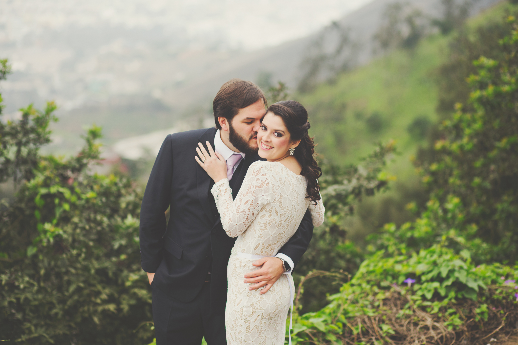 Se enamoraron en una boda, los conocimos en una boda y terminaron siendo protagonistas de su propia boda. Lorena es de El Salvador y Miguel es peruano. Ésta fue su boda peruana y nos alegra mucho haber sido testigos de este día tan importante. Siempre es un reto para nosotros encontrar locaciones nuevas, sobretodo cuando las bodas se suelen realizar en los mismos lugares. Esta vez quedamos súper contentos con las locaciones de la sesión de sus retratos de novios. Les deseamos lo mejor en su nueva vida juntos ¡Felicidades por doble! Esperamos que su boda en El Salvador haya salido genial.