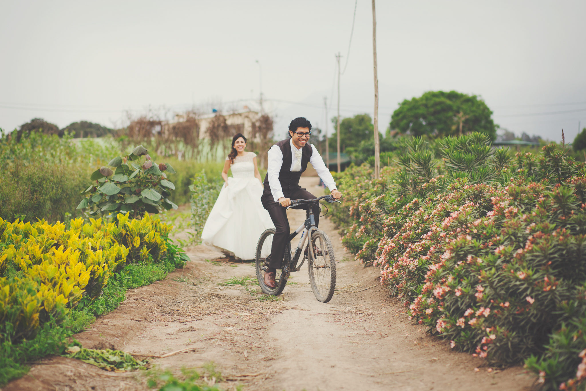 Nos encantaron Carla y Ronald por su sencillez y la calidez de su pequeña boda. Ambos con familias súper unidas, nos dieron una linda lección de cariño y vínculo sincero. Tuvimos además la suerte de encontrar el escenario perfecto para hacer su sesión de novios que junto a su gran disposición nos dieron fotos muy divertidas. ¡Felicidades Carla y Ronald, les deseamos una larga vida juntos!