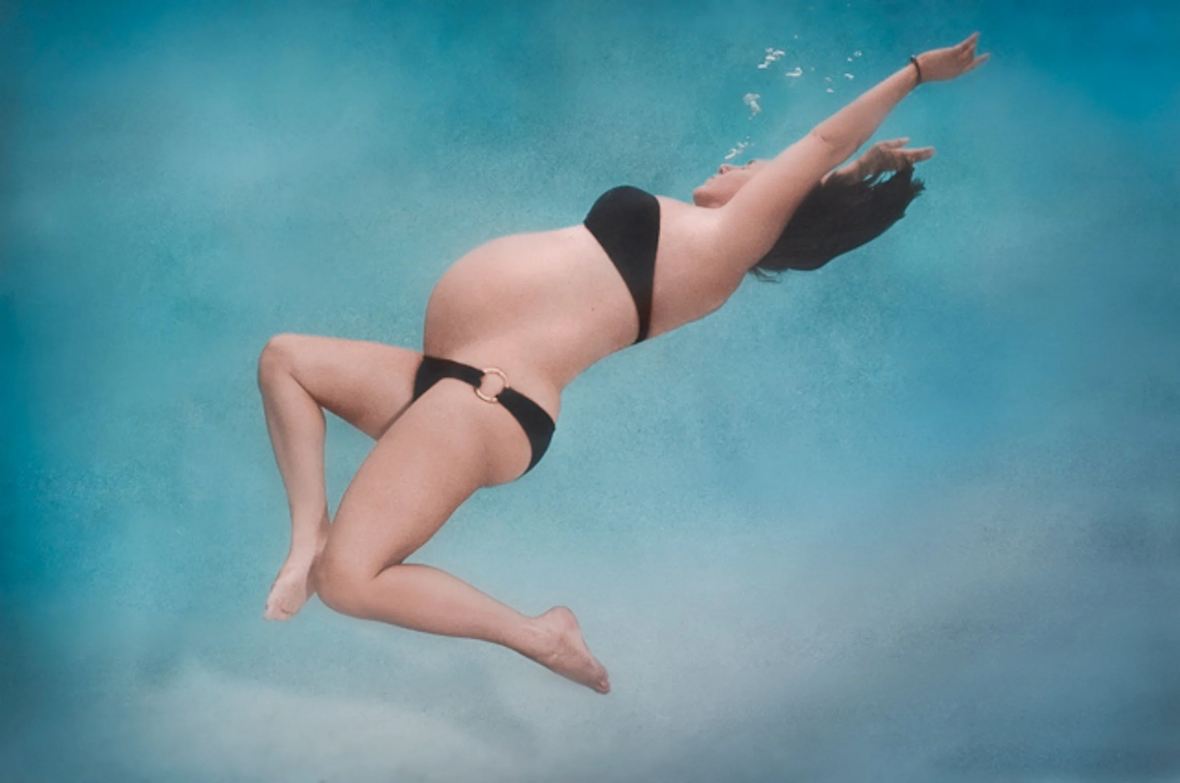 Los Angeles, CA. UNDERWATER MATERNITY SESSION