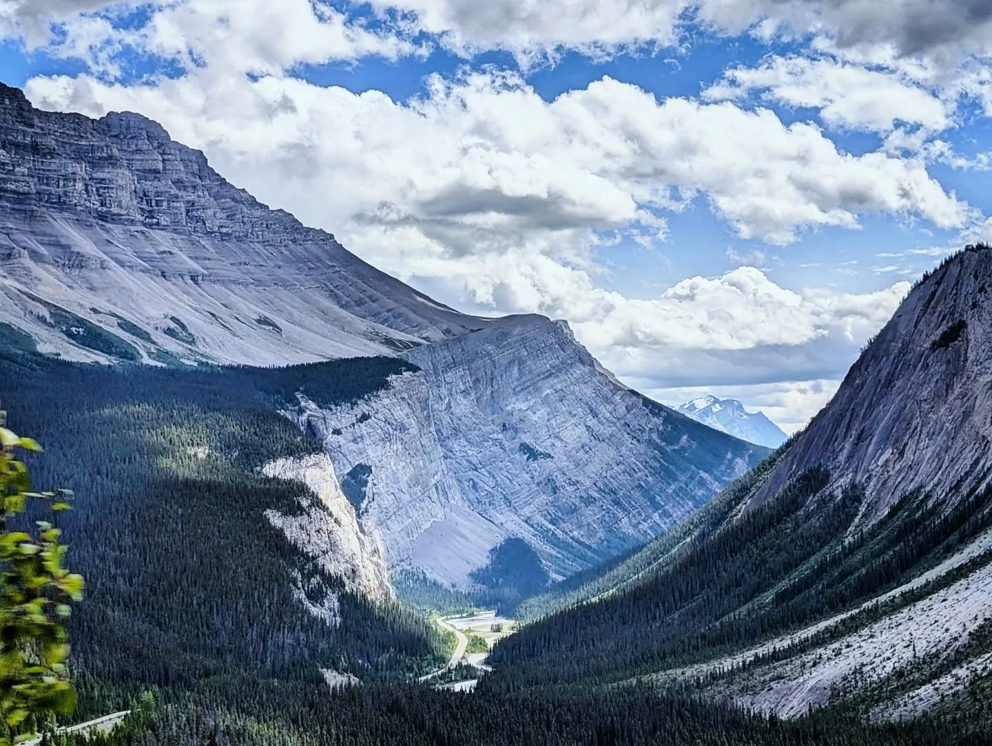 The journey to Jasper National Park

Highlights of our 2-day family trip, driving from Calgary to Jasper. It was hard to pick my favourite photos.

We packed 8 people into our SUV and drove for 5+ hours, making many stops at scenic points along the w