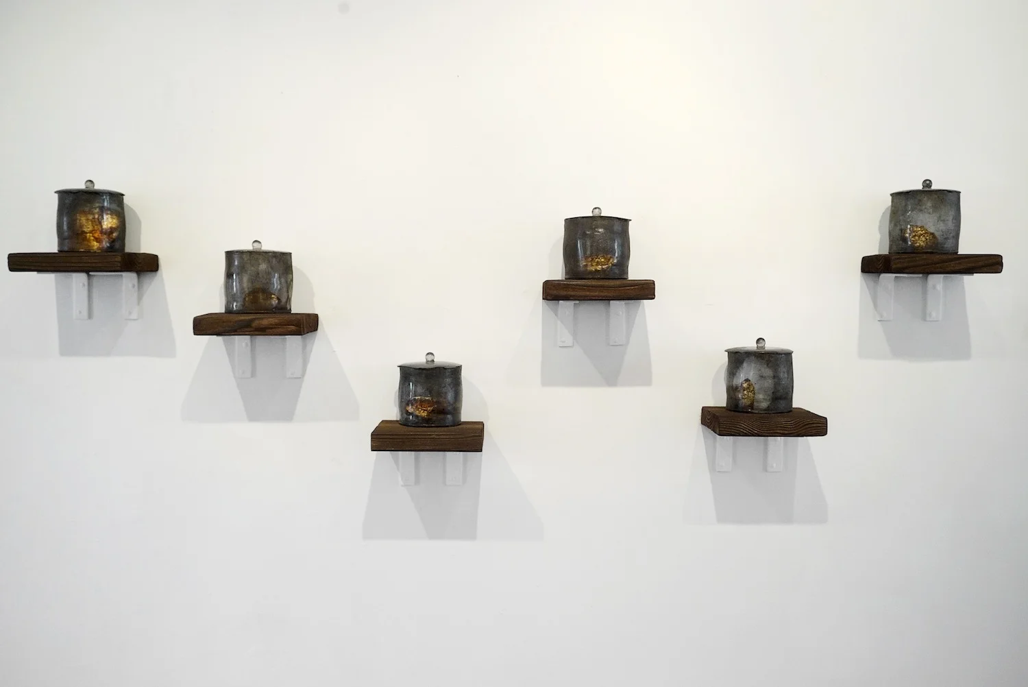 The Echo from the Highland II , Kiln-formed glass, tea, steel, silver , Dimension Variable , 2015 | 高地回声 II ,玻璃,茶,铁,银箔,尺寸可变,2016