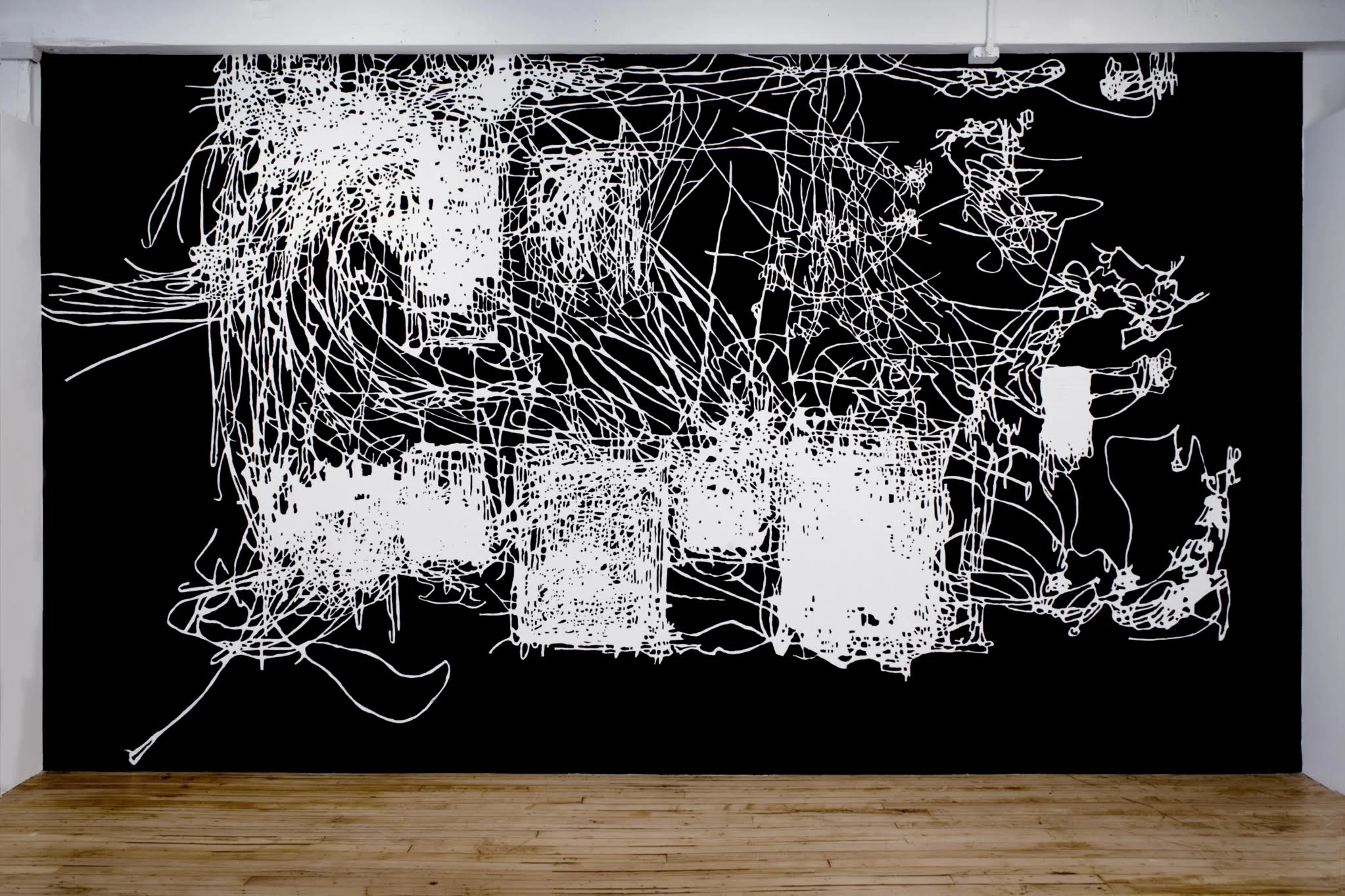 Morgan O’Hara, Painter at Work-2011, site specific wall drawing with flat black acrylic paint on white walls, 9 x 16 ft., 2011. ©2017 Morgan O’Hara, courtesy The Painting Center, New York 摩根·奥哈拉,工作中的画家-2011,白墙上黑色丙烯场域特定墙画,2.74 x 4.88米,2011. ©2017 摩根·奥哈拉,致谢纽约绘画中心