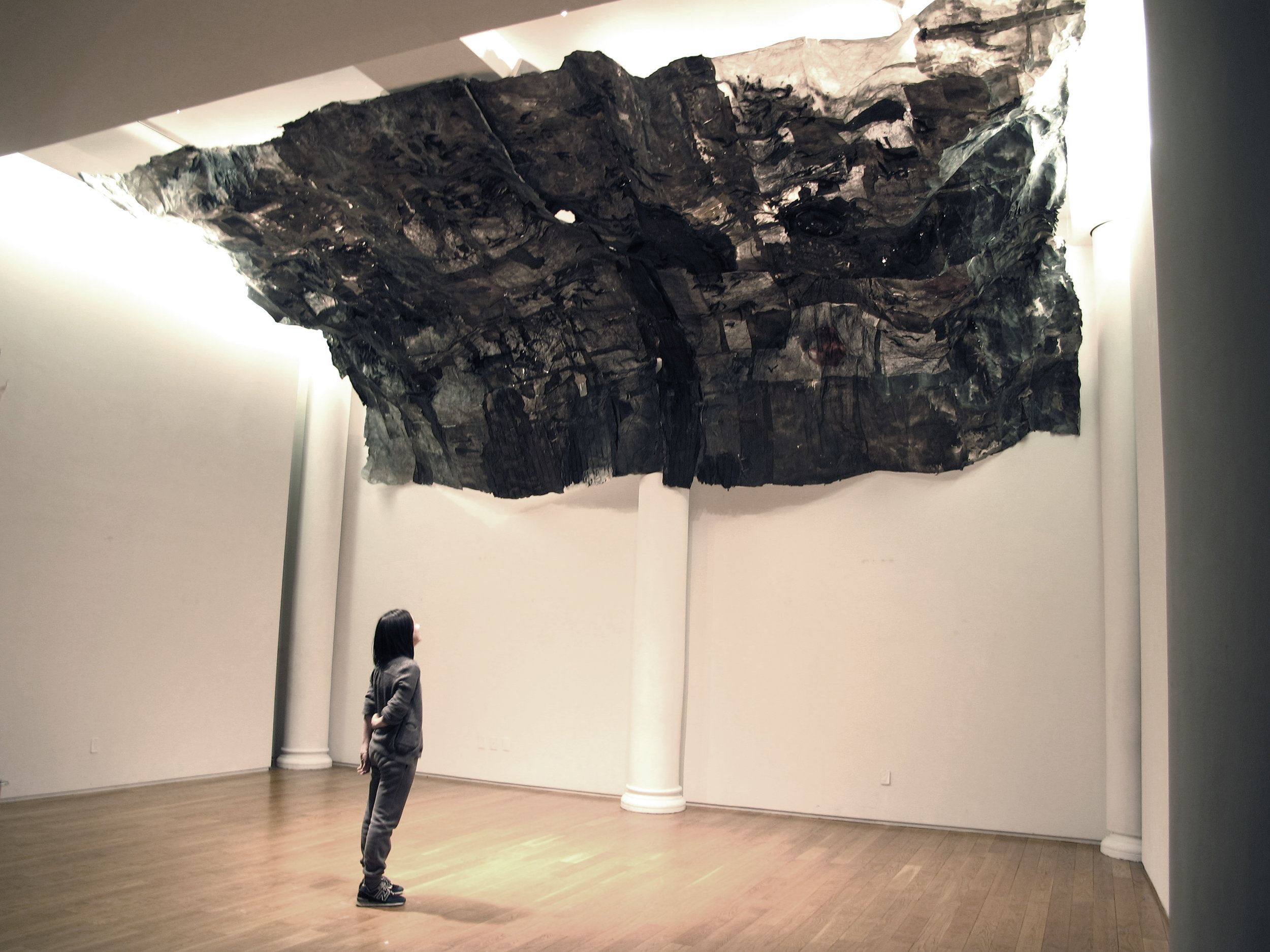   Inhale 吸 , 301 x 200 x 74.8 in. (765 x 508 x 190 cm), Ink, plastic bag, light and Xuan paper installation, 2014. ©2017 Lin Yan, courtesy Tenri Culture Institute and Fou Gallery. Photograph by Jiaxi Yang. 