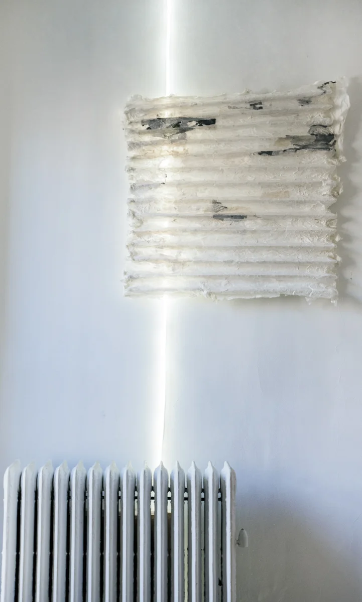 林延, 温差 ,2017. 宣纸、墨和灯,93 x 87 x 5 cm 摄影:林沛超 ©2017 林延,致敬否画廊 Lin Yan, Temperature Difference , 2017. Ink, Xuan paper and light. 37 x 34 x 2 in. (93 x 87 x 5 cm) Photograph by Peichao Lin ©2017 Lin Yan, Courtesy Fou Gallery
