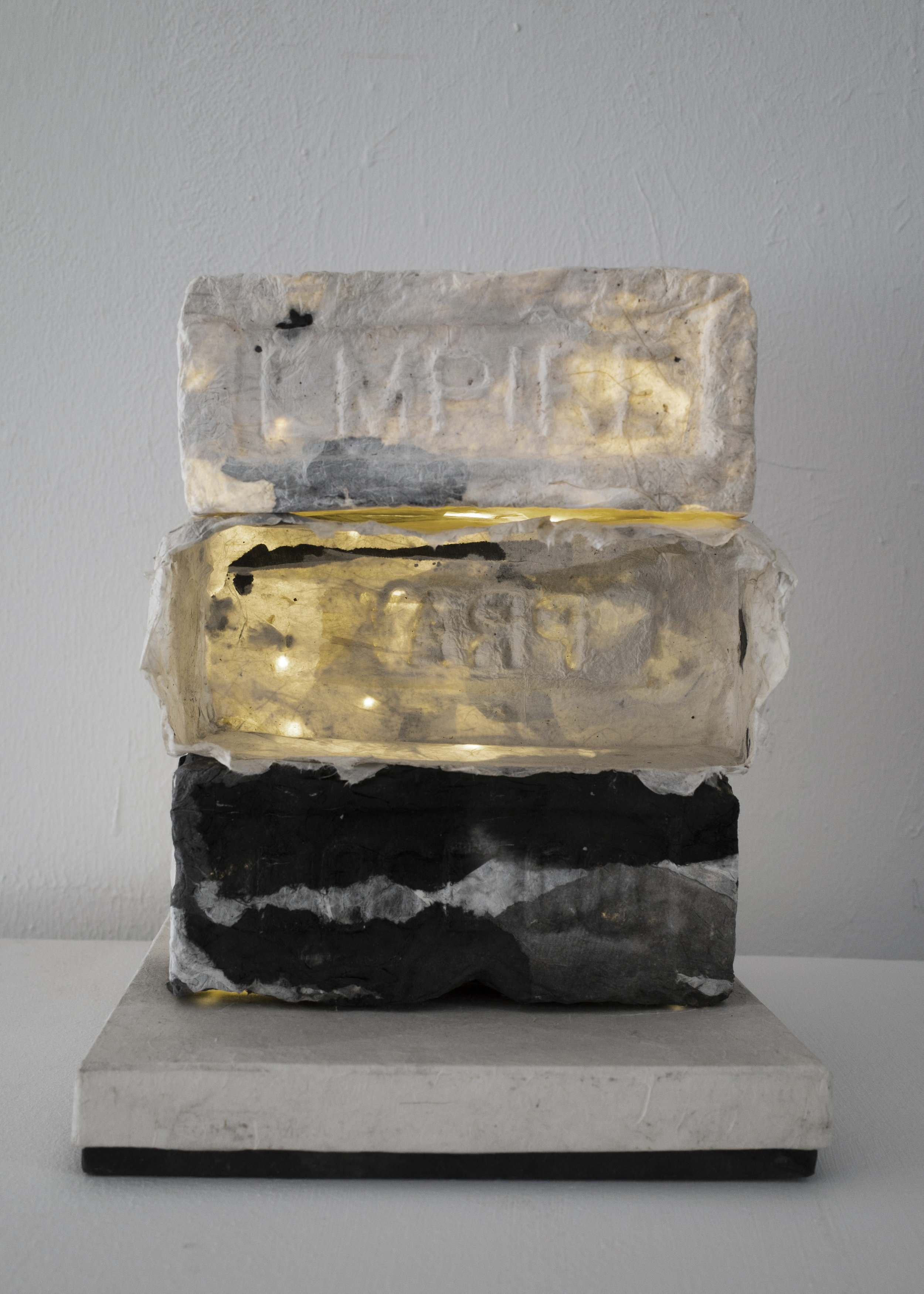 林延,疏梦-布鲁克林,2015. 宣纸,墨和串灯,30 x 23 x 23 cm ©2017 林延,致谢否画廊 Lin Yan, Sparse Dream in Brooklyn , 2015. Xuan paper, ink and string lights. 12 x 9 x 9 in. (30 x 23 x 23 cm) ©2017 Lin Yan, Courtesy Fou Gallery