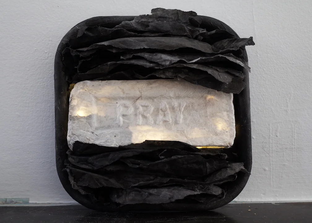 林延,祈,2015. 25 x 25 x 6 cm,宣纸,墨和混合媒介 ©2017 林延,致谢否画廊 Lin Yan, Pray , 2015. 10 x 10 x 2.5 in. (25 x 25 x 6 cm), Xuan paper, ink and mixed media ©2017 Lin Yan, courtesy Fou Gallery.