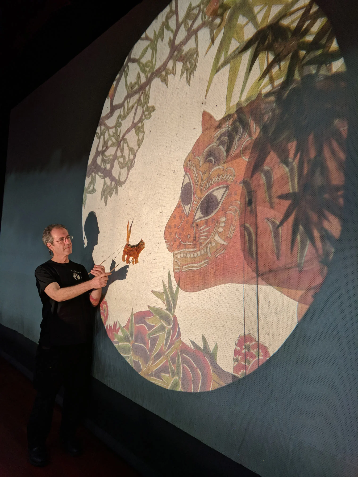 CTW’s co-Artistic Director Stephen Kaplin with shadow figures after the show in Shenzhen中国戏剧工作坊的艺术总监史蒂芬.凯派林在深圳的皮影戏演出后