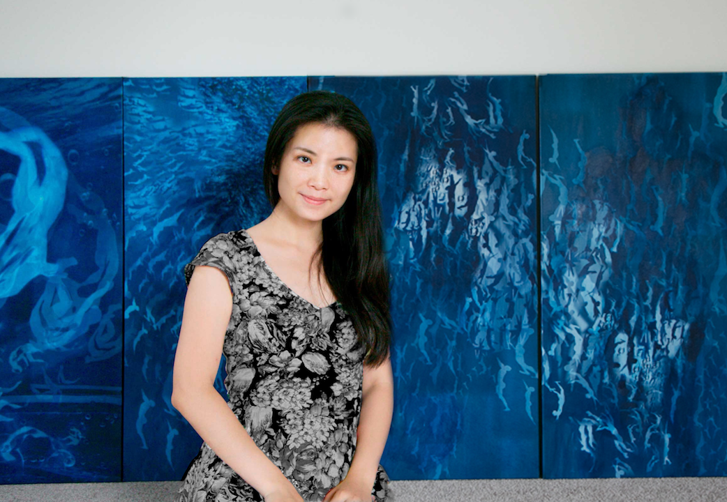 Han Qin in front of her work Where Is Home ©Han Qin, courtesy Fou Gallery 韩沁在作品《何处是家1-5》前 ©韩沁,致谢否画廊