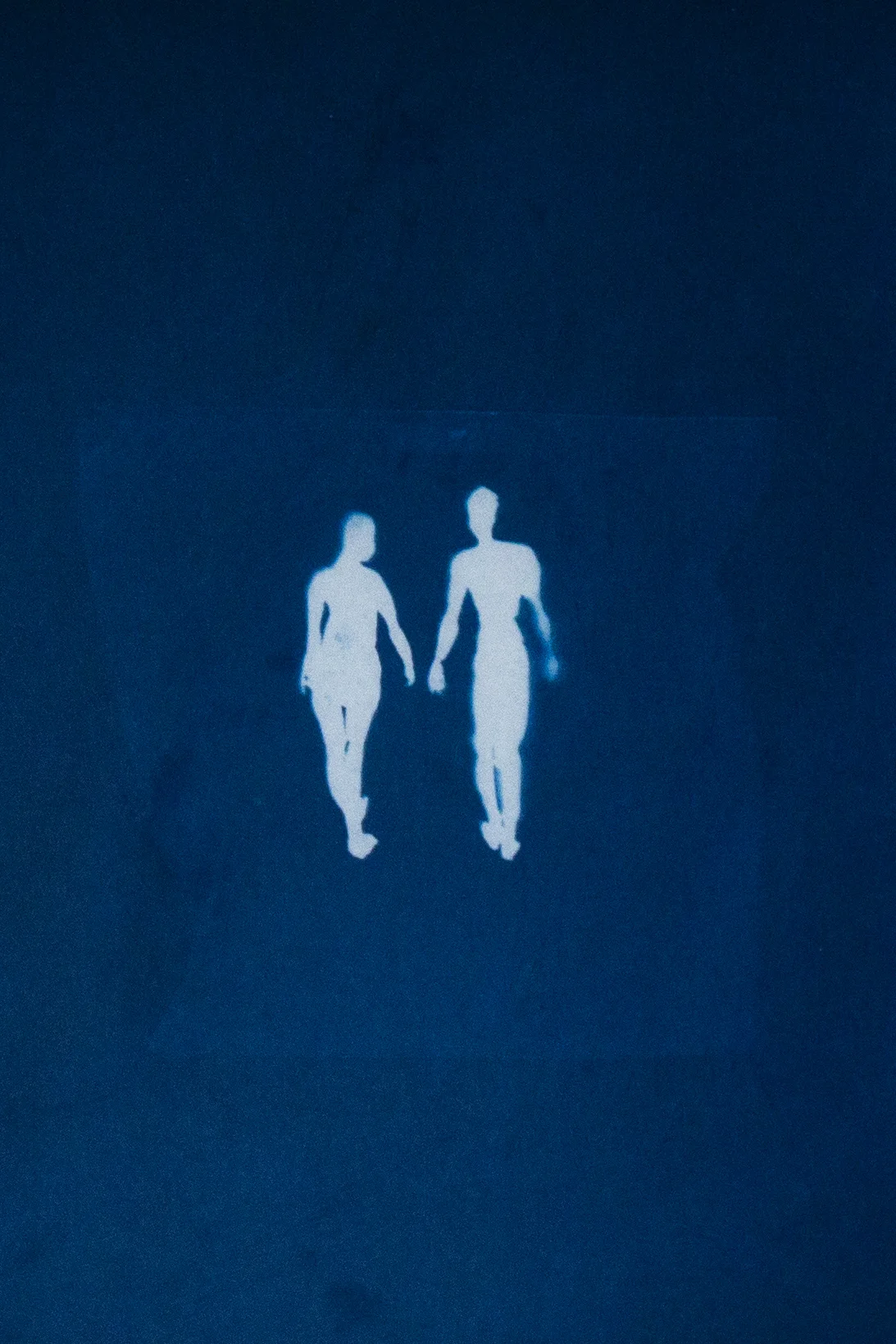Han Qin, Lovers-1 , 2018. Cyanotype on paper, 10 x 6 1/2 inch ©Han Qin, courtesy Fou Gallery 韩沁,爱人 1,2018. 纸面蓝晒(氰版照相法),25.4 x 16.8 cm © 韩沁,致谢否画廊