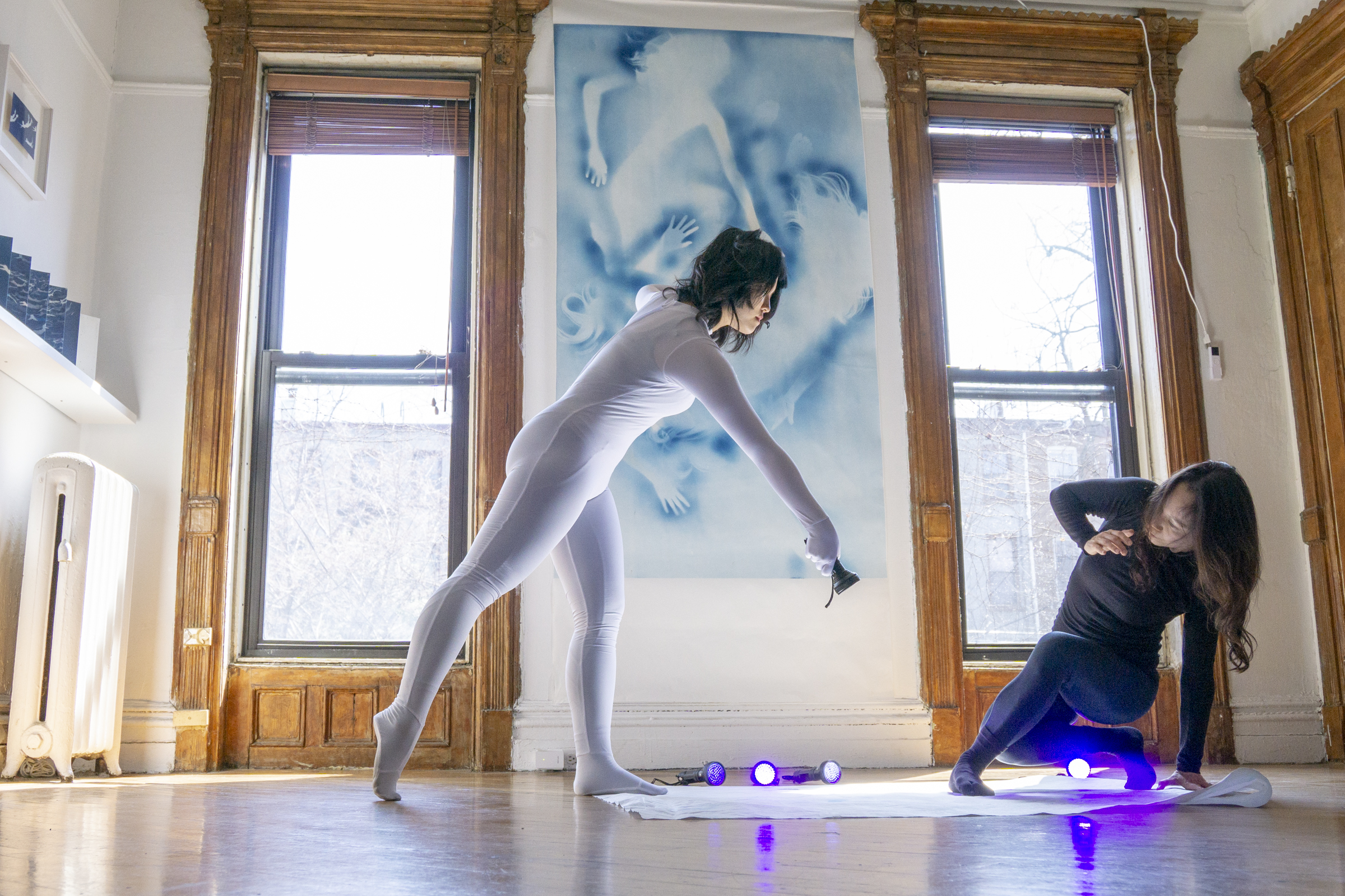  Tracking the White Shadow Performance, Performer: Izumi Ashizawa, Zhiwei Wu, ©Han Qin, photographed by JoJo Zhong, courtesy Fou Gallery. 