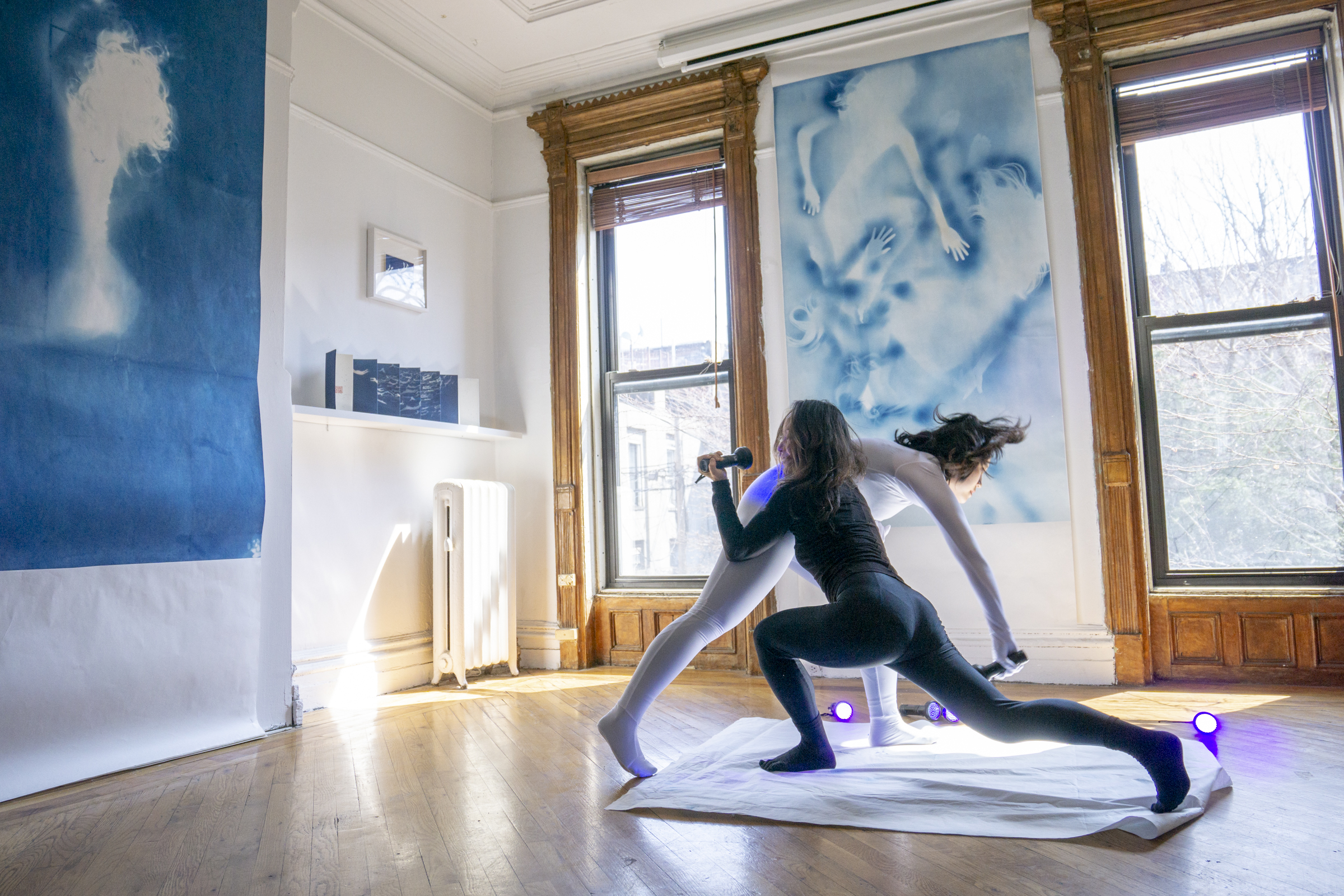 Tracking the White Shadow Performance, Performer: Izumi Ashizawa, Zhiwei Wu, ©Han Qin, photographed by JoJo Zhong, courtesy Fou Gallery.