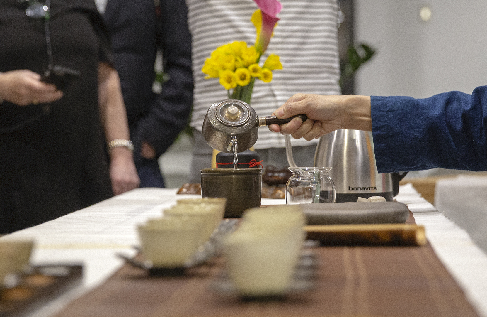  Tea Ceremony at Wix, photographed by Yotam Kellner 