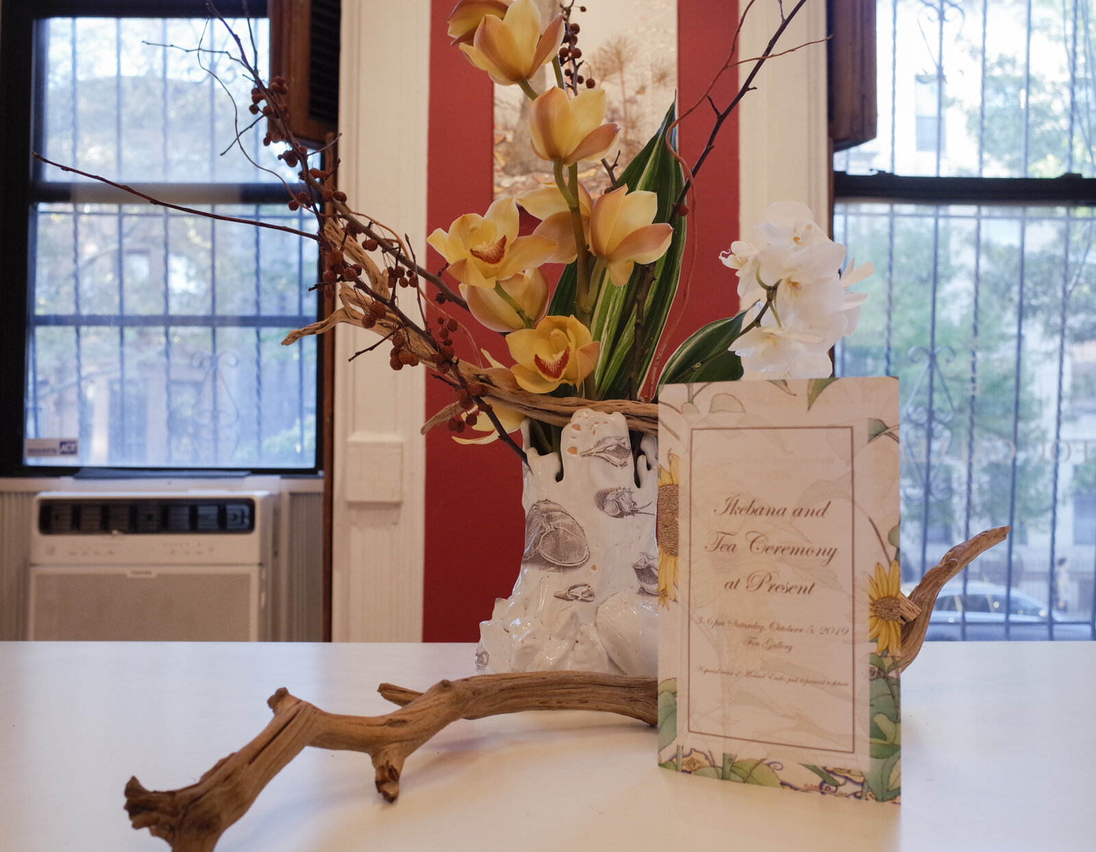   Ikebana and Tea Ceremony at Present , photo by Echo He, Courtesy Fou Gallery. 