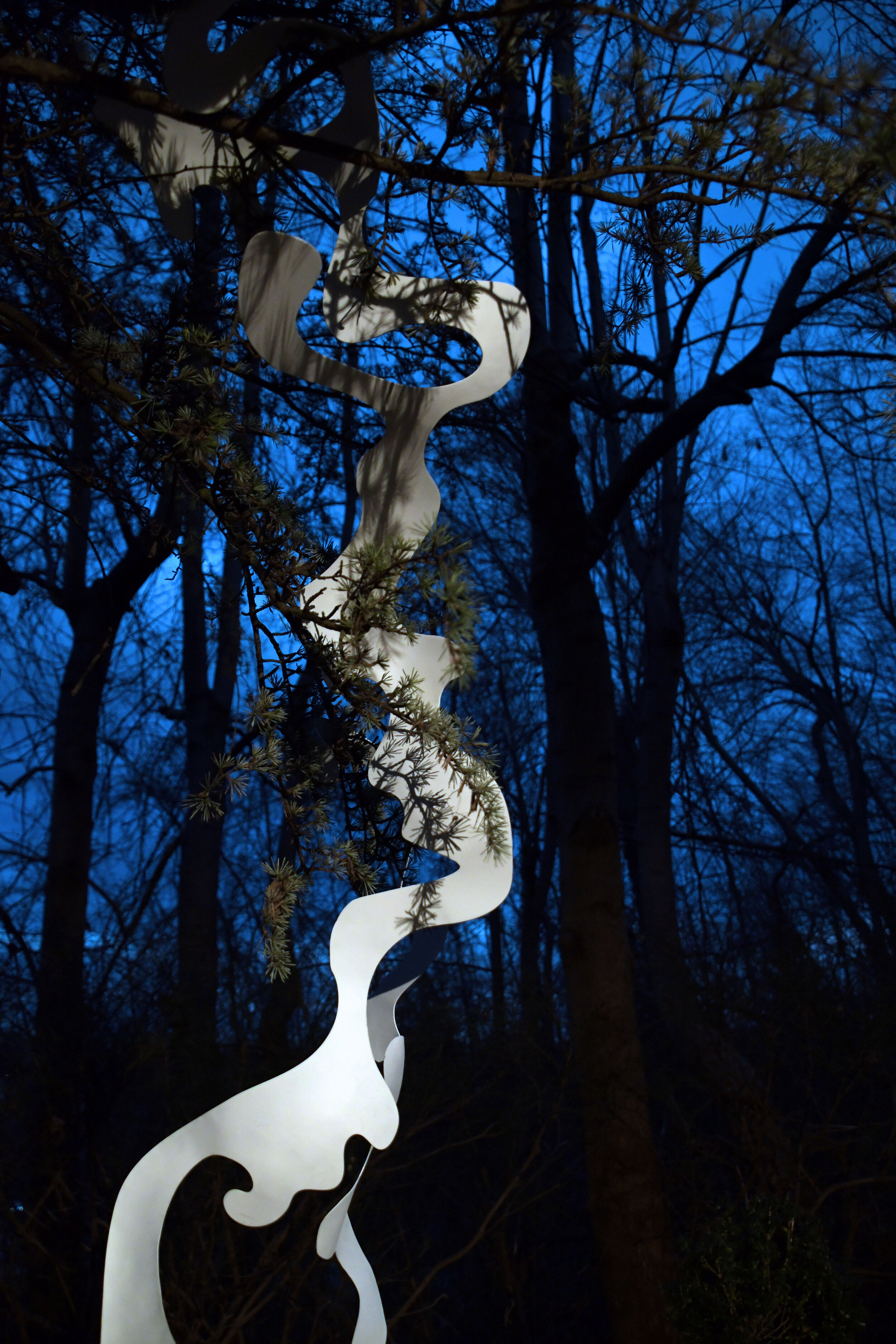  Wendy Letven,  Winding River,  2020. Site-specific installation, painted aluminum, dimension variable 