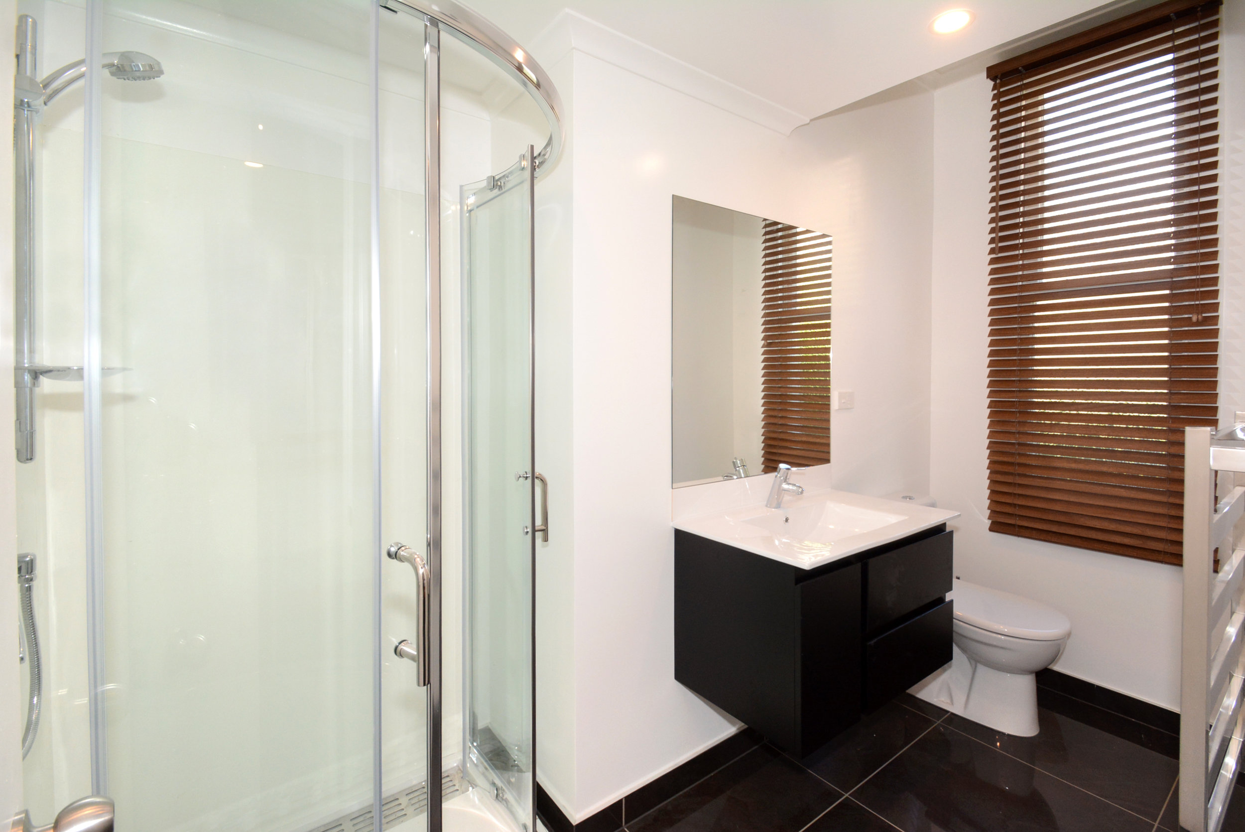 Executive Studio ensuite bathroom