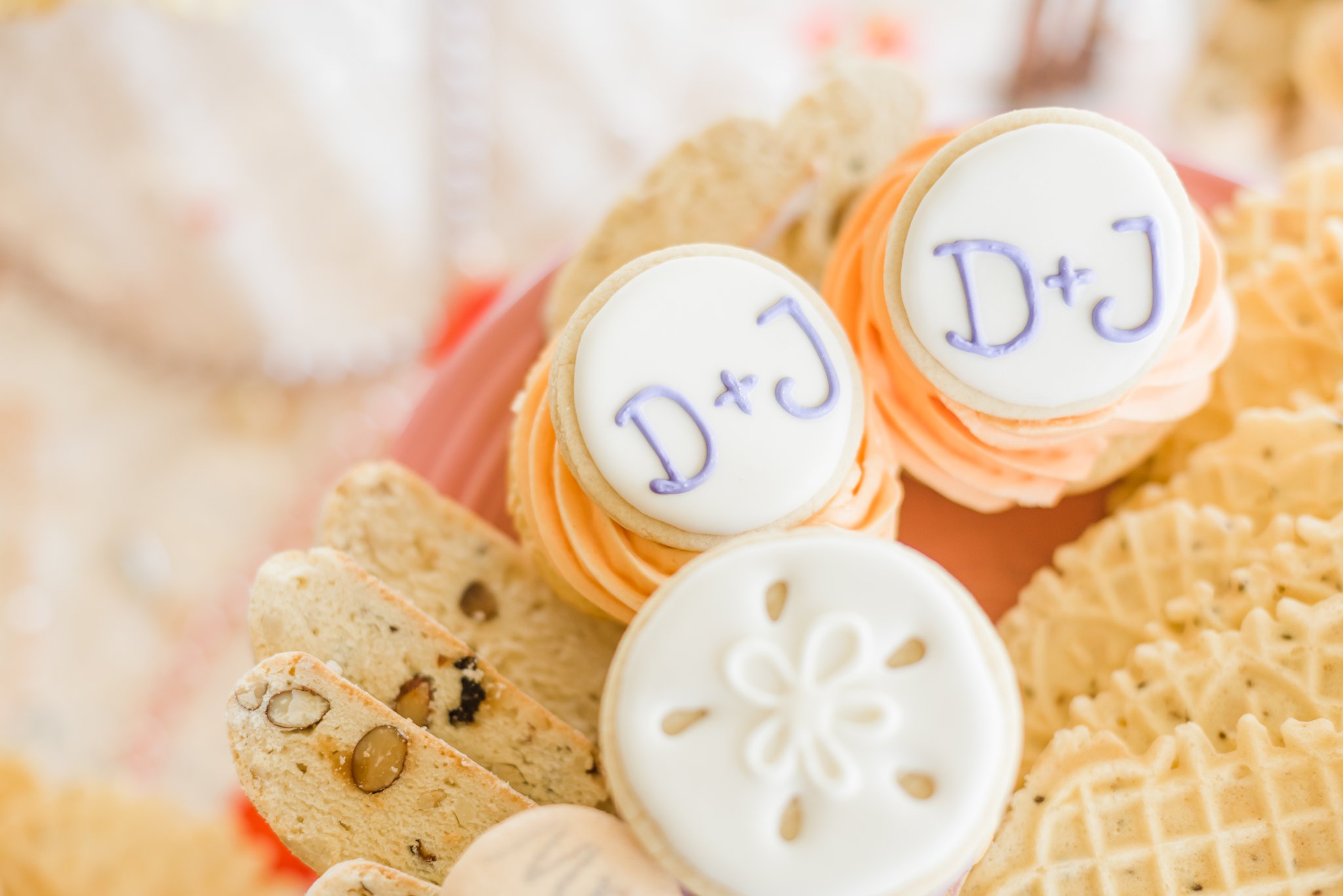 They had such a sweet dinner after their ceremony. The desserts consisted of sand dollar cookies, homemade cupcakes by Jenn's niece, and my favorite cookies.... Macarons!!!