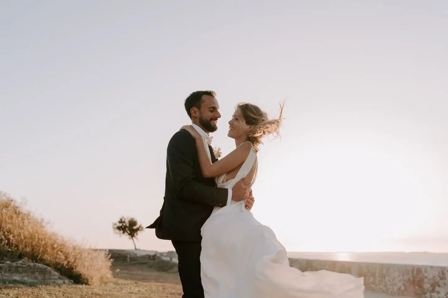 Il serait peut &ecirc;tre temps de vous en montrer un peu plus sur cette folle saison 2022 🤍
.
On commence avec Laura&amp;Geoffrey, et une folle ambiance! 
.
.
Lieu @lebastionclub 
Fleurs @josefafleuriste 
DJ @mistermae_dj
.
.
#lovers #wedding #wedd