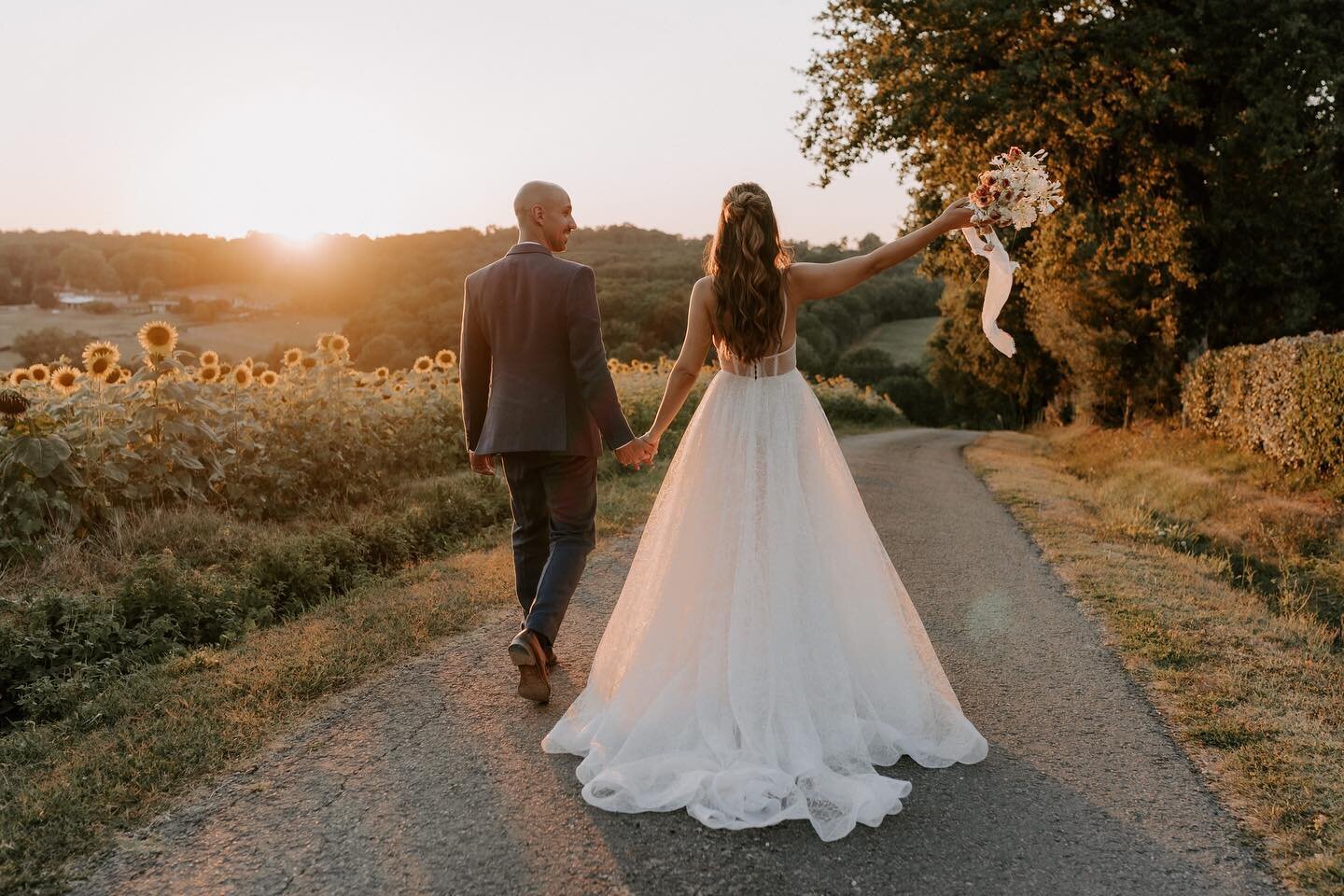 Une belle journ&eacute;e aux c&ocirc;t&eacute;s de Donna&amp;Robert, et une petite course au sunset qui valait le coup 🌻🌻🌻
.
.
.
Vid&eacute;aste @nacoe.film 
WP @_bleudeminuit_ 
Lieu @chateaudelerse
MUA @julia_marty_pro
Fleuriste @mrs_whiterose 
O