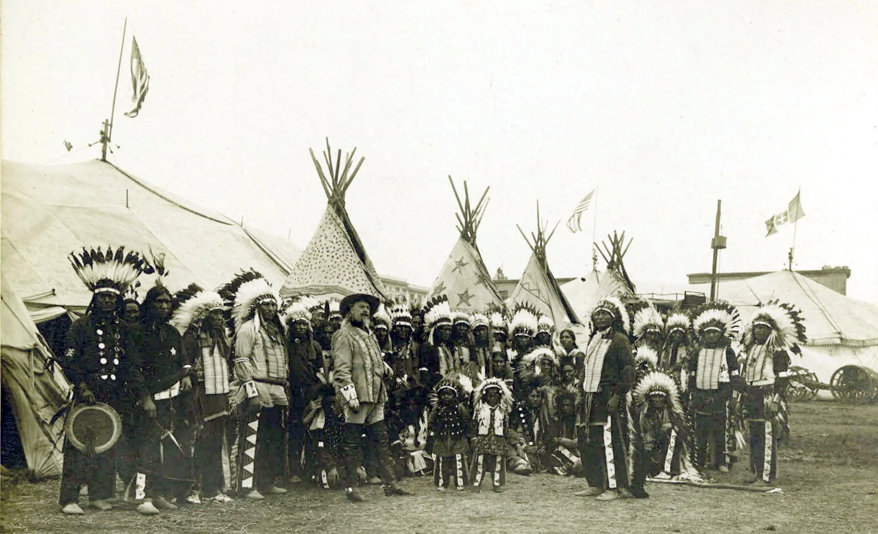 MO13 Buffalo_Bills_Wild_West_Show,_1890.jpg