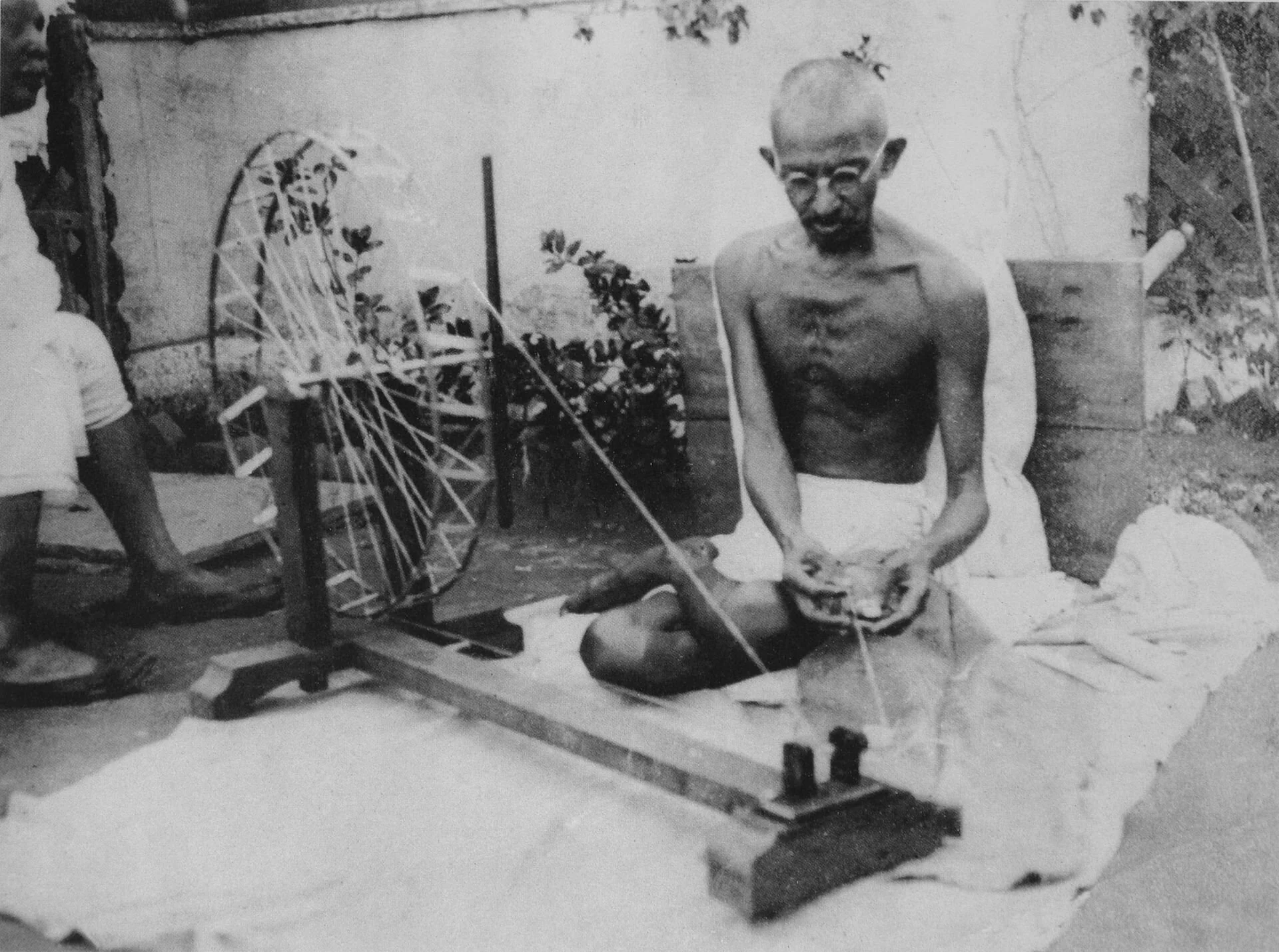MO18 1920px-Gandhi_spinning.jpg