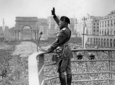 MO19 Benito_Mussolini_Roman_Salute.jpg