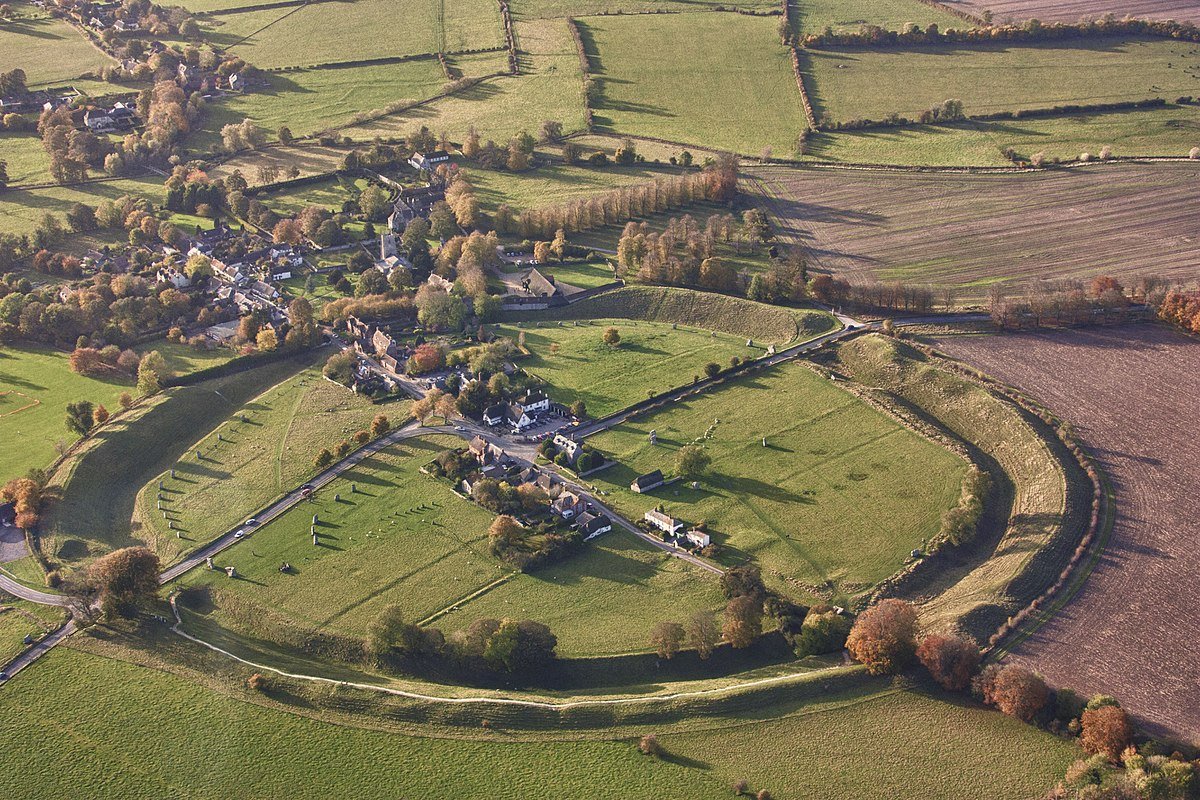 1200px-Wiltshire-Avebury.jpg