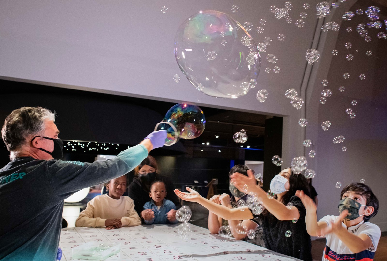 Visitor-and-Explainer-engaging-bubbles-demo-within-Wonderlab-The-Equinor-Gallery.jpg