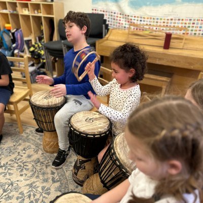 Last session we rehearsed and got ready for Aladdin, but now that the curtain has closed on the play, our students are learning djembe in Music! 🪘🪘🪘

#chronosacademy #makerspace #giftedlearning #marinelementary #kindergarten  #marintk #kindergarte