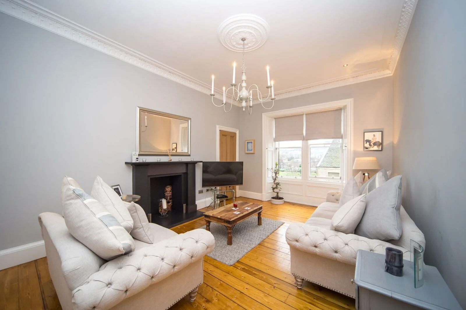 LIVING ROOM.jpg