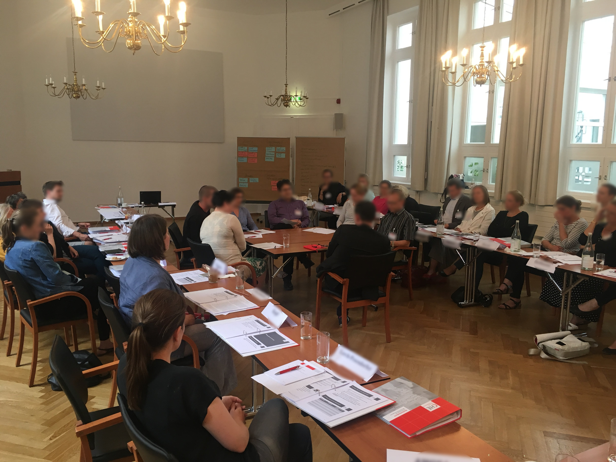 ....In Planspielen im Rahmen des Workshops werden mikropolitische Dynamiken anschaulich und erfahrbar gemacht. .. In Roleplays and simulations within the workshop help to recreate micro-political dynamics and make them accessible to be studied. ....