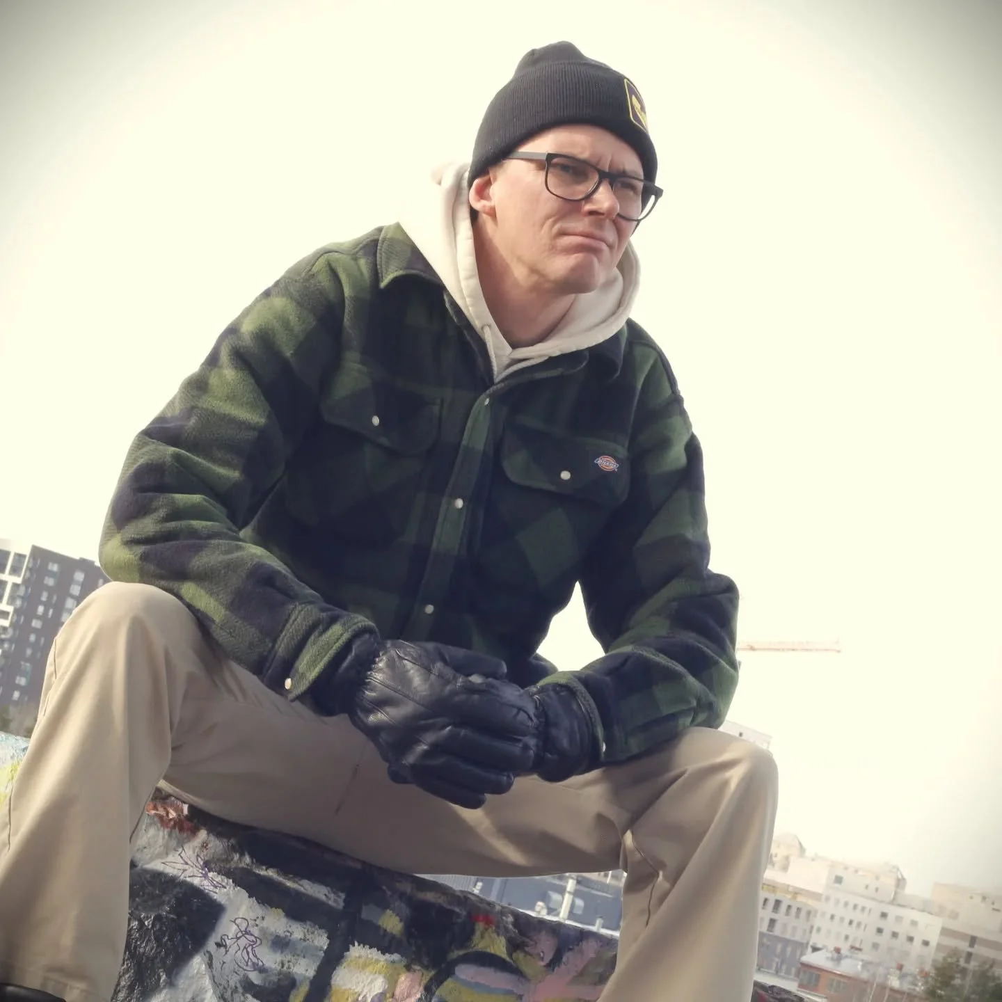 24.4.26 Lossi T - Boom Bap!

Boom Bap! on pitk&auml;nlinjan r&auml;pp&auml;ri Lossi T: n viimeinen sinkkulohkaisu Syksyll&auml; julkaistavalta "P&auml;&auml;ss&auml; Muurahaisia" -albumilta. Luottotuottaja Jhrzn:n biitti suroastaan pakotti 