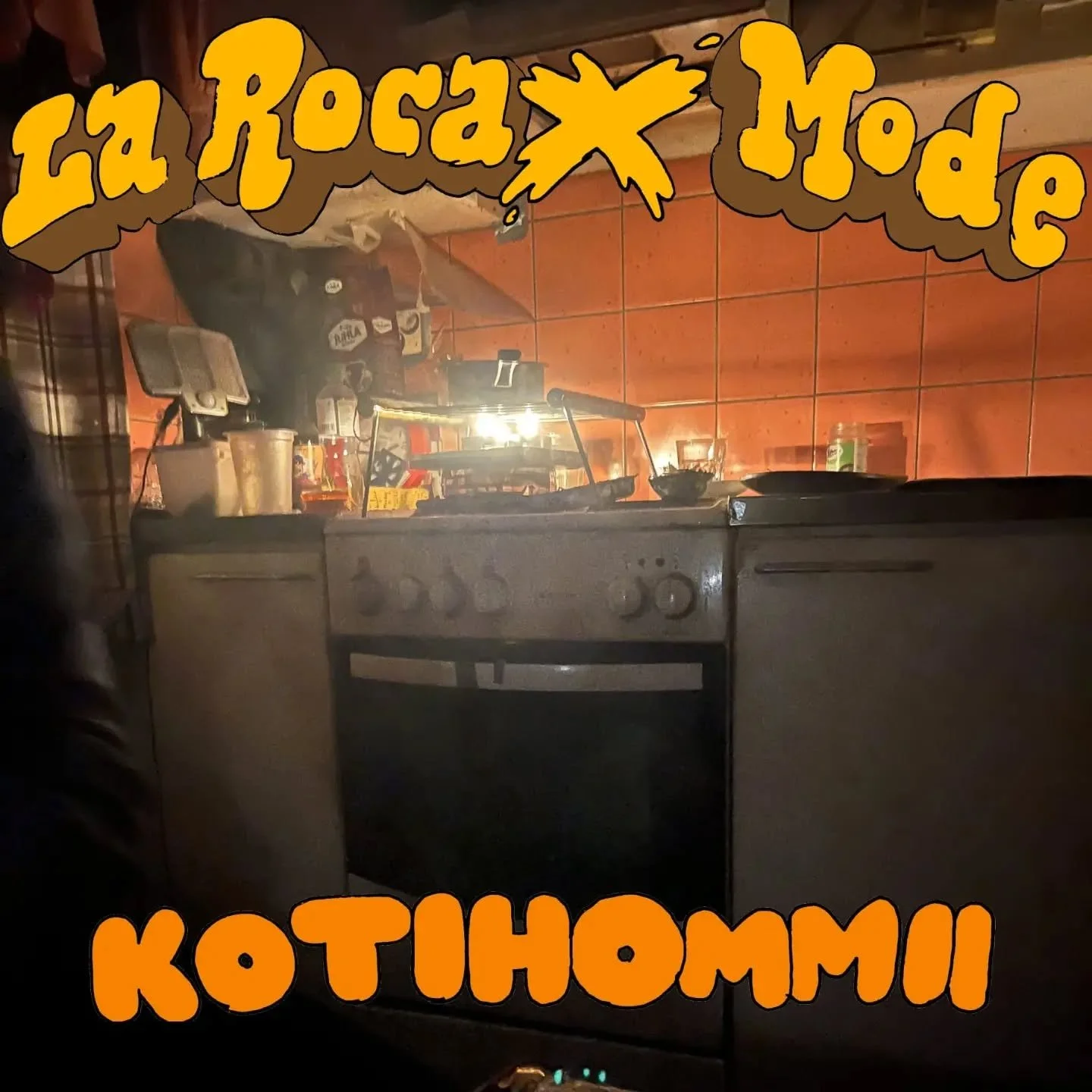 LA ROCA X MODE - KOTIHOMMII&nbsp;30.10.26.

Kotihommii on La Rocan ja Moden yhteissingle, jonka ytimess&auml; on ajatus oman el&auml;m&auml;n ja l&auml;hiymp&auml;rist&ouml;n pit&auml;misest&auml; j&auml;rjestyksess&auml; keskell&auml; ymp&auml;r&oum