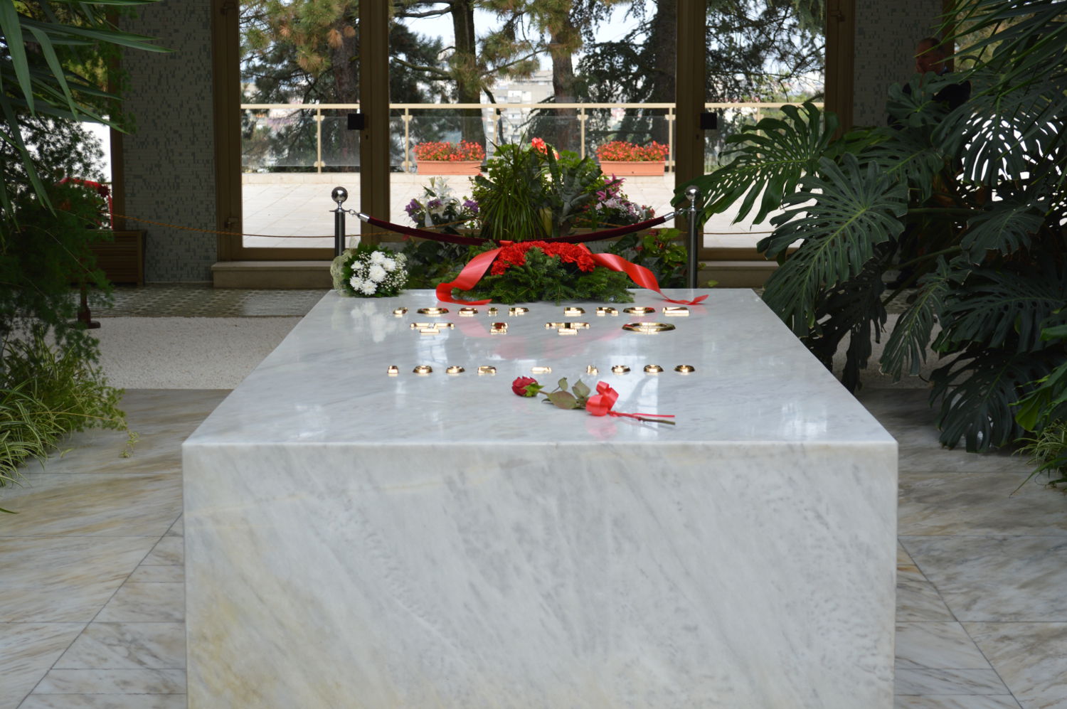 Tito's_Grave_Serbia.JPG