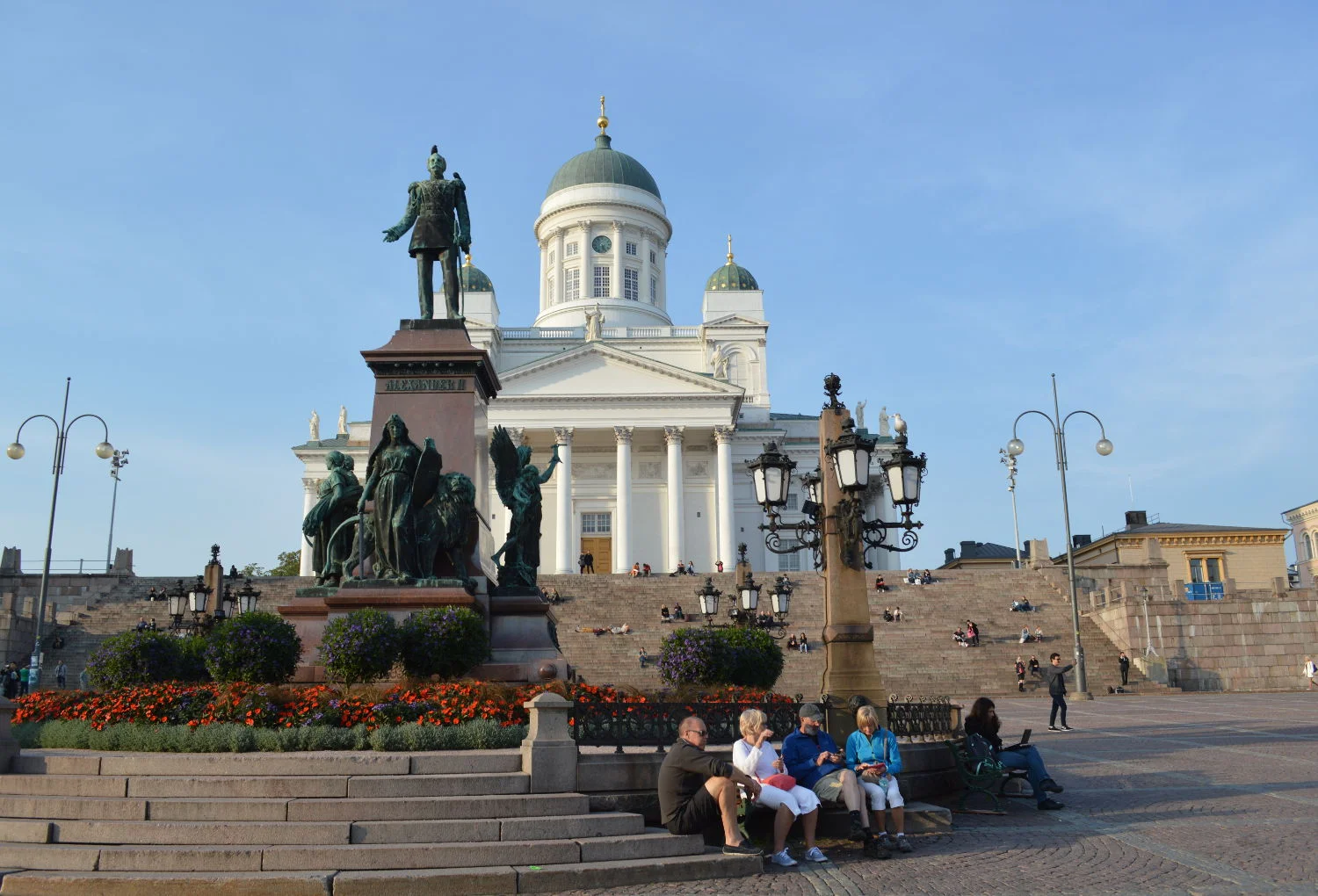 Helsinki_Cathedral_UpClose_Statue_of_Alexander.JPG