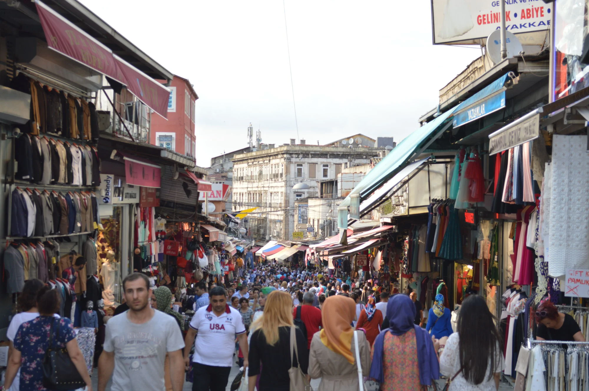 Istanbul_Turkey_Outside_Egyptian_Bazaar.JPG