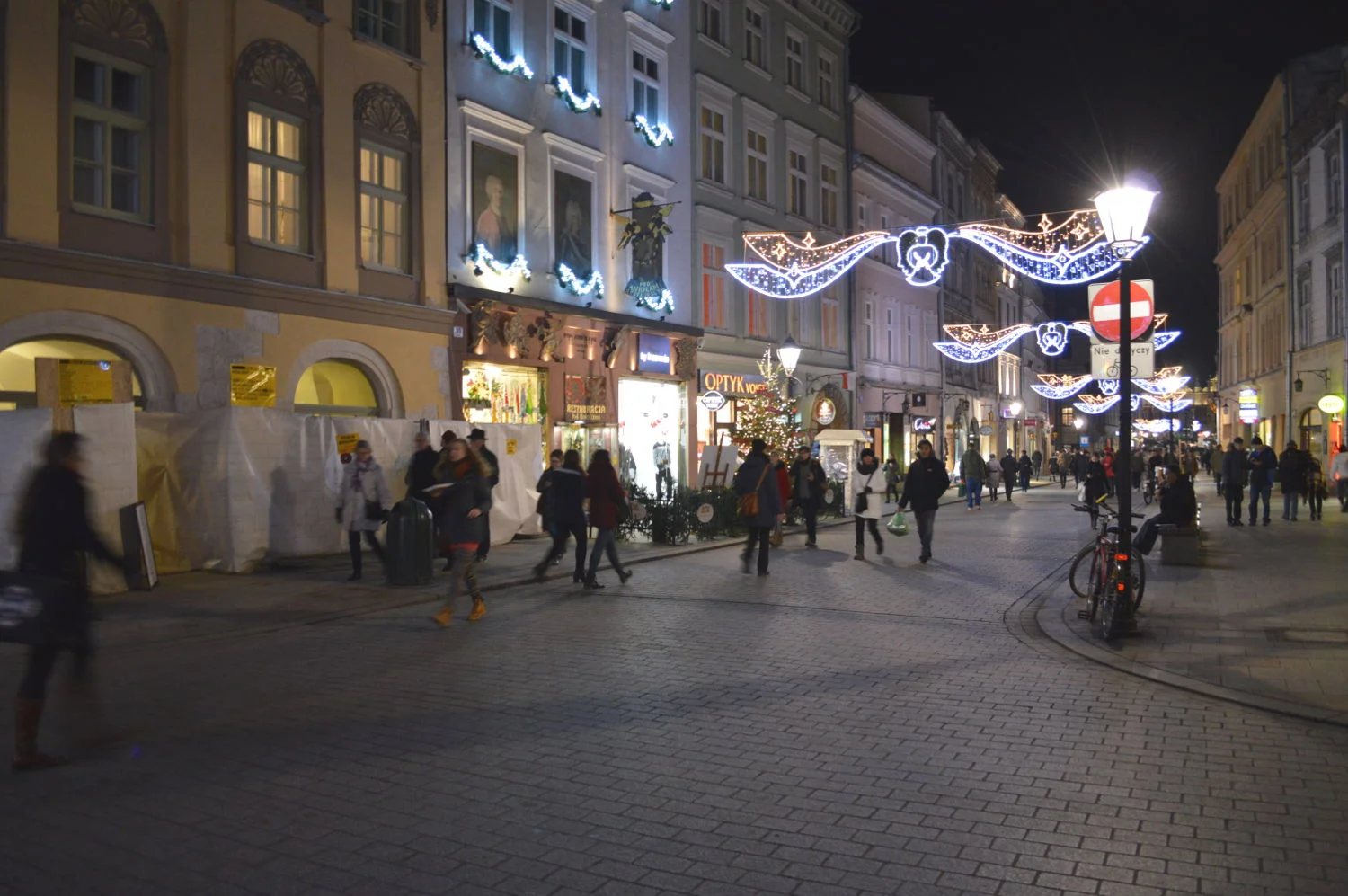 Streets_ofOldTown_atNIght_Krakow_Poland.JPG