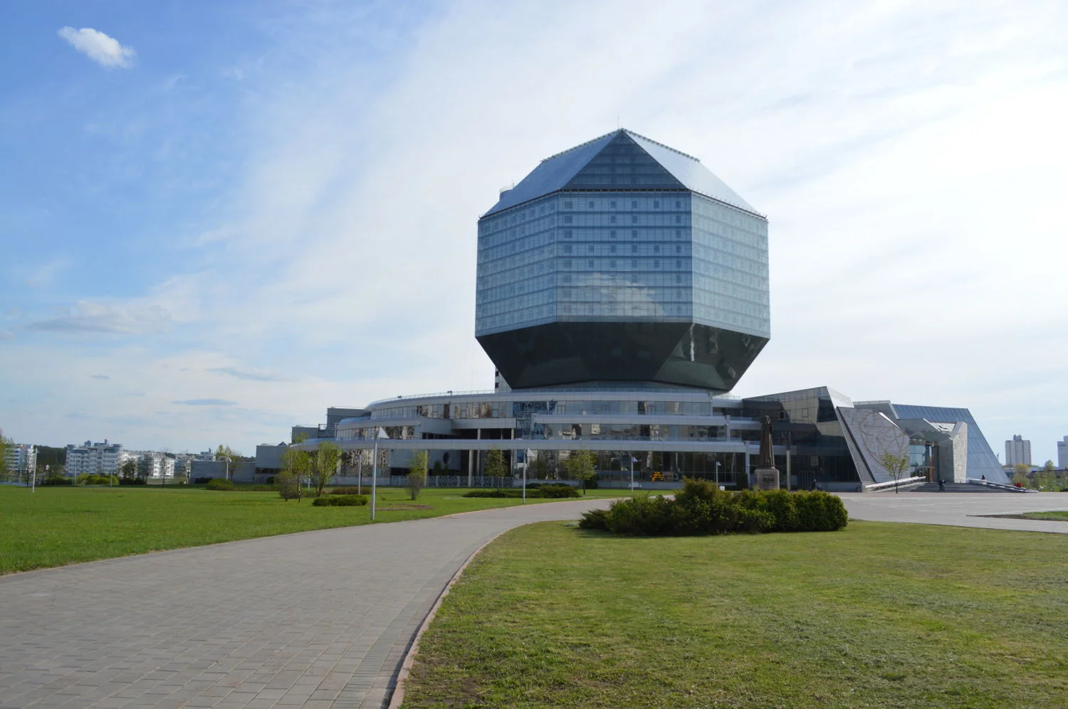 Minsk_NationalLibraryofBelarus.JPG