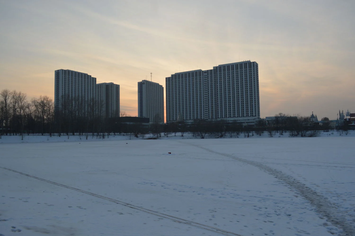 Buildings_on_Izmaylovsky.JPG