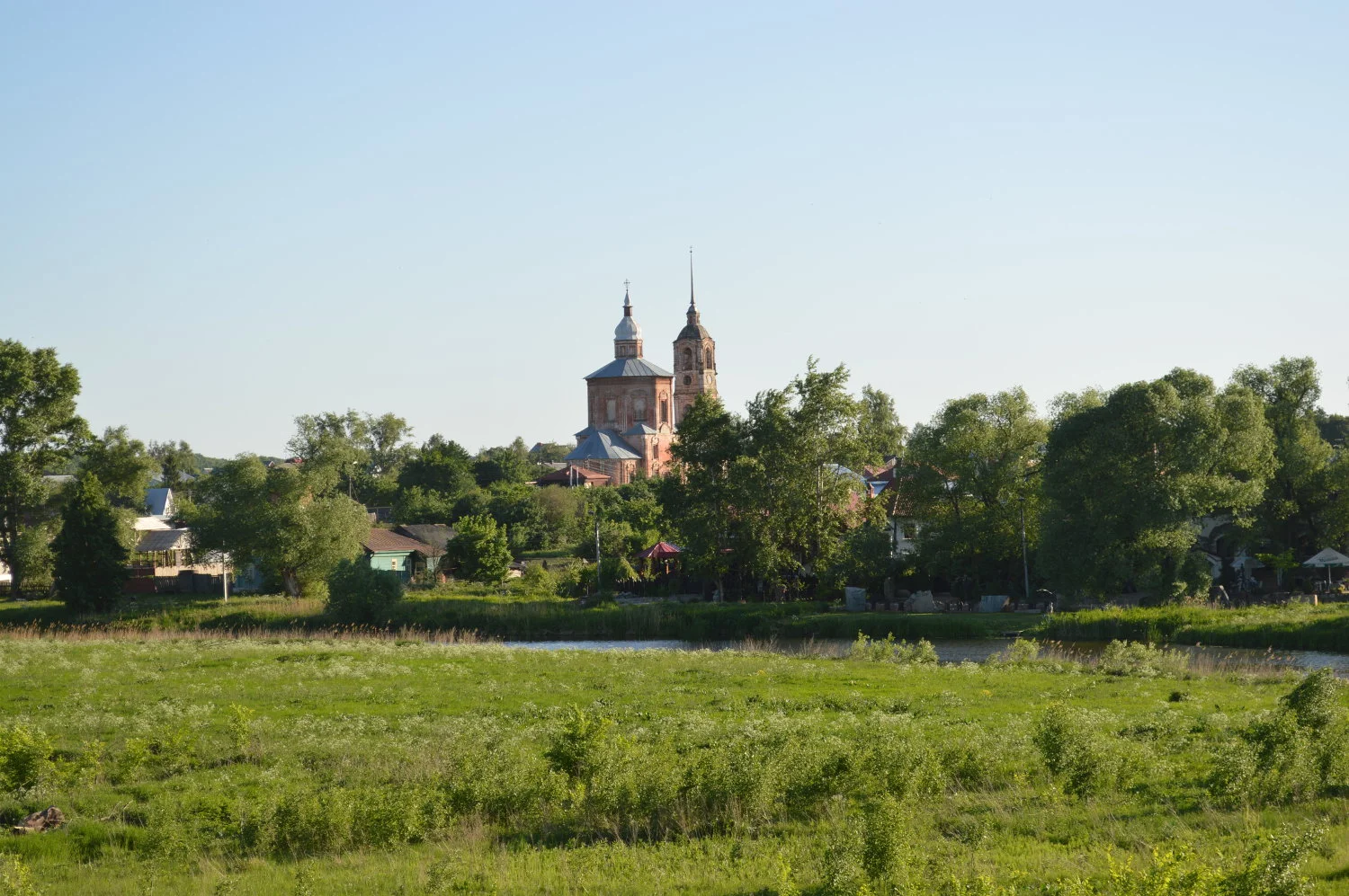 Churches_everywhere_Suzdal.JPG