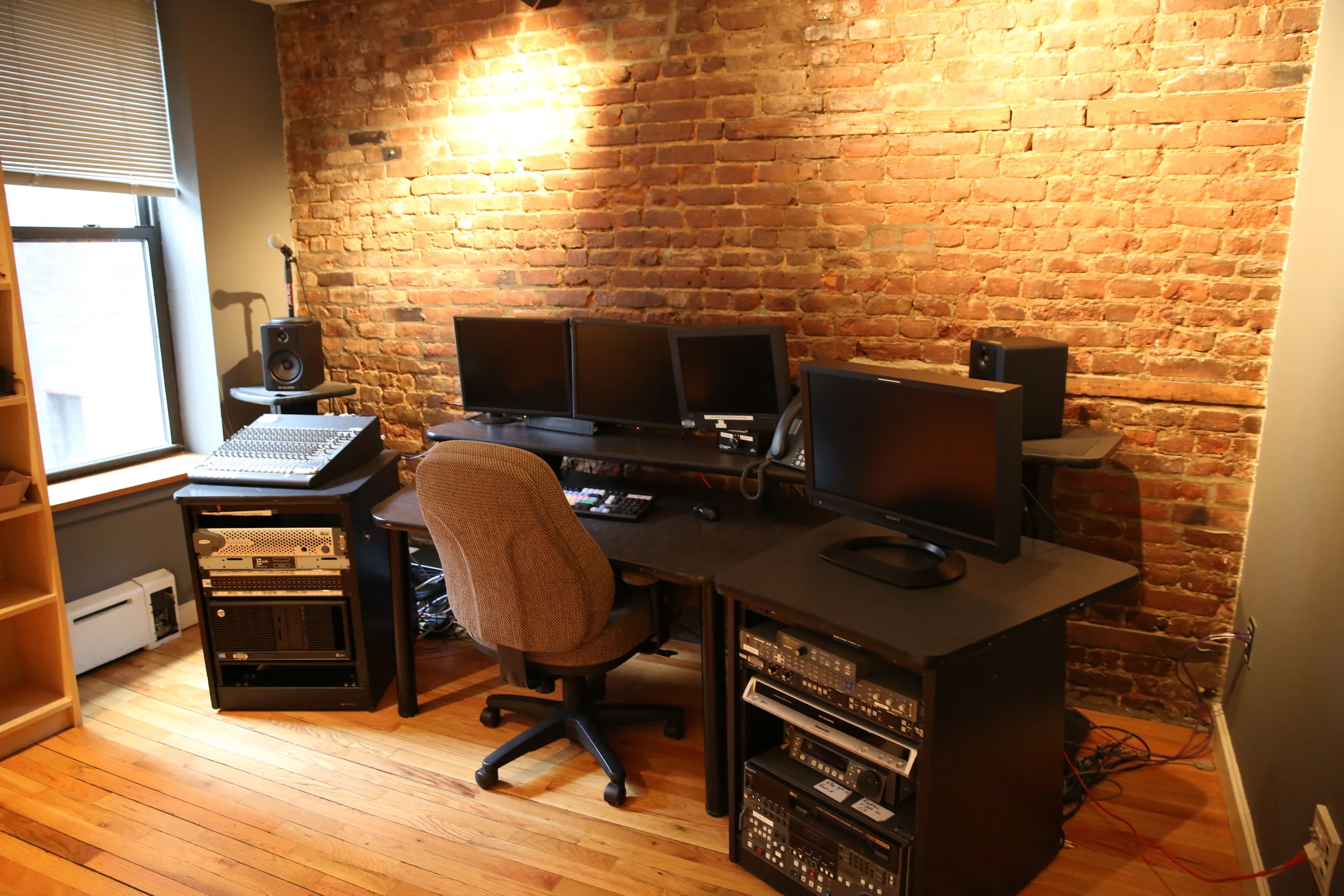 Avid Suite Brownstone
