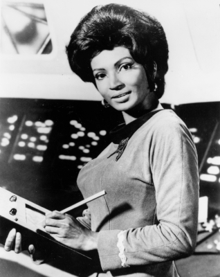 Remember her earpiece? It was a chrome-plated Airpod.