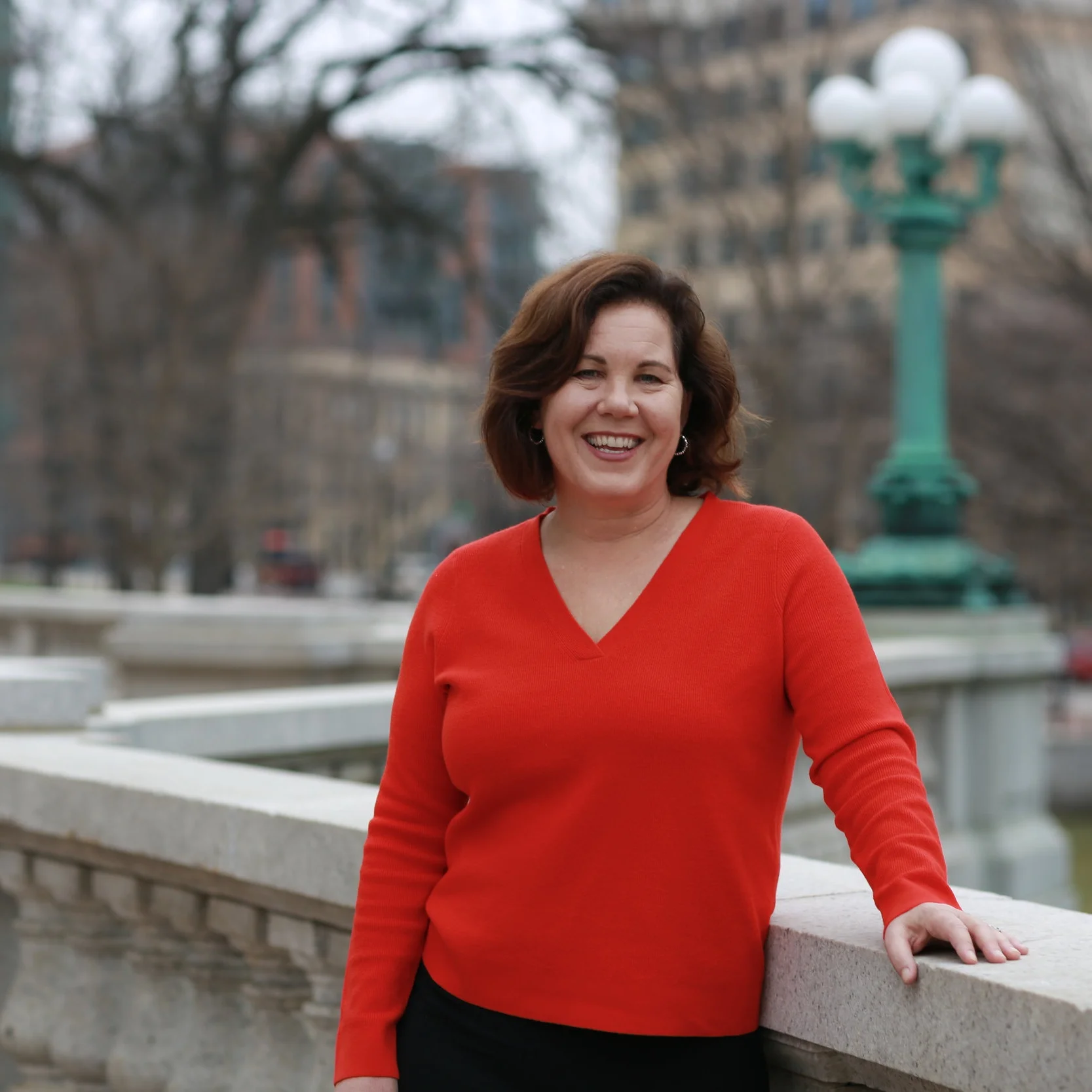 Jennie_Nash_Red_Shirt_Wide_Shot_5760x3840.jpg