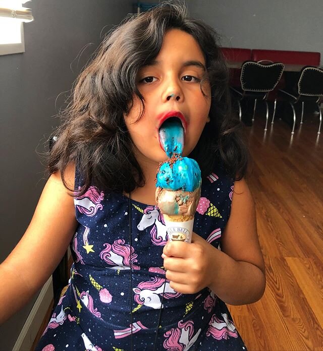 Think they&rsquo;re enjoying time with Wela &amp; Nonno? 😂 Blue tongues and huge smiles. Love these faces! ❤️ 🍦❤️ #LoveThem